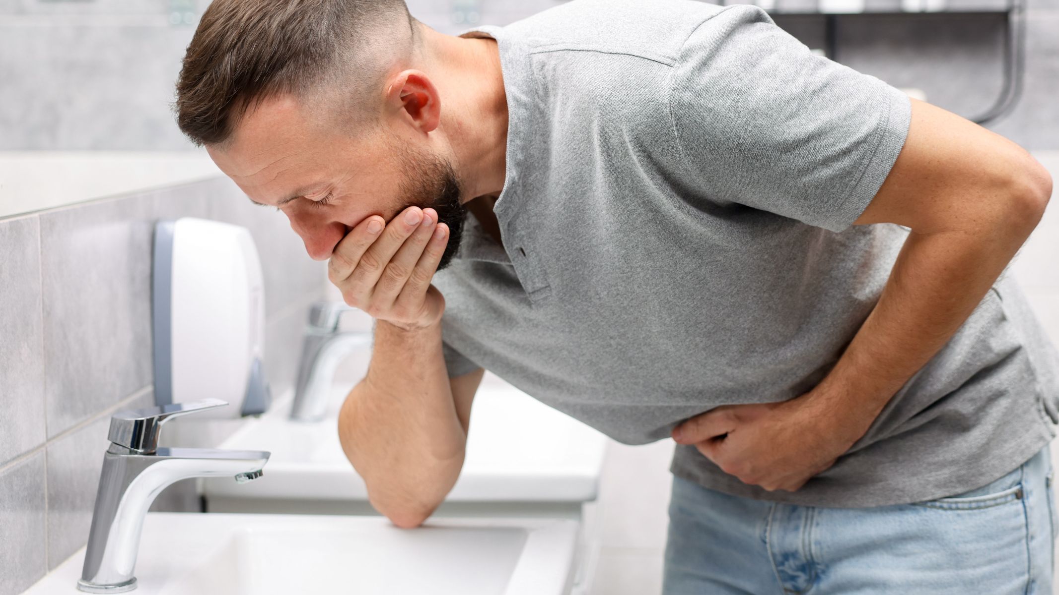 Ethanol có trong rượu bia gây kích thích niêm mạc dạ dày, khiến bạn cảm thấy buồn nôn