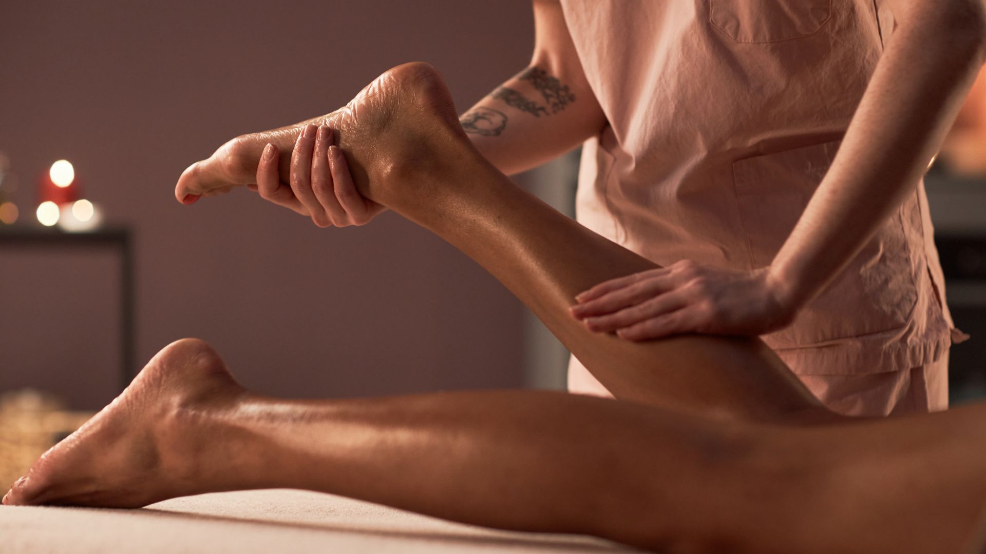 Massage nhẹ nhàng giúp vùng cơ bị căng được thả lỏng