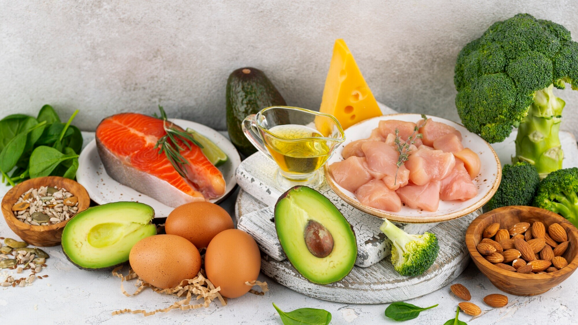 Ăn uống cân bằng với đủ protein, vitamin và khoáng chất giúp cơ bắp bạn phục hồi nhanh hơn