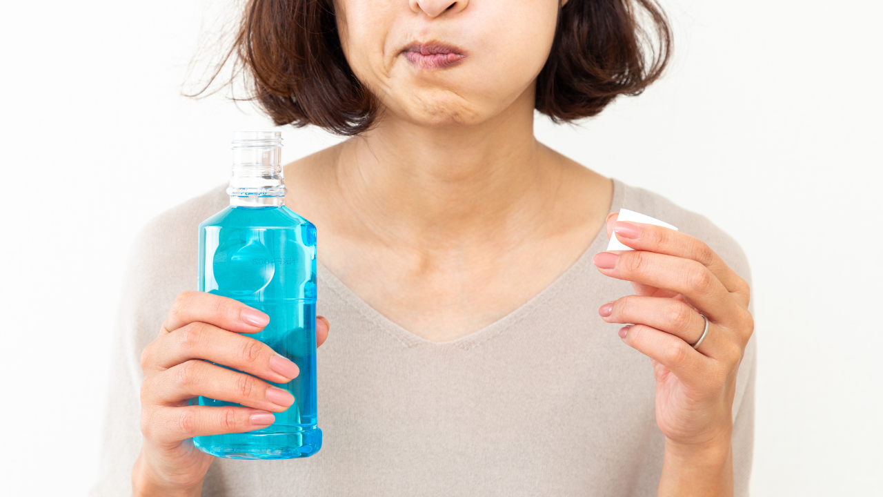 Kết hợp vệ sinh răng miệng đúng cách với nước súc miệng kháng khuẩn