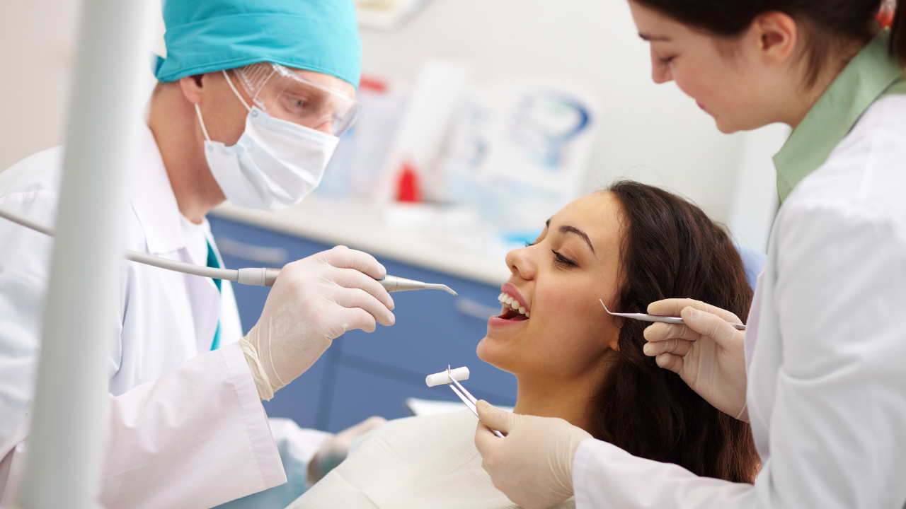 Khám răng định kỳ để được kiểm tra và xử lý kịp thời