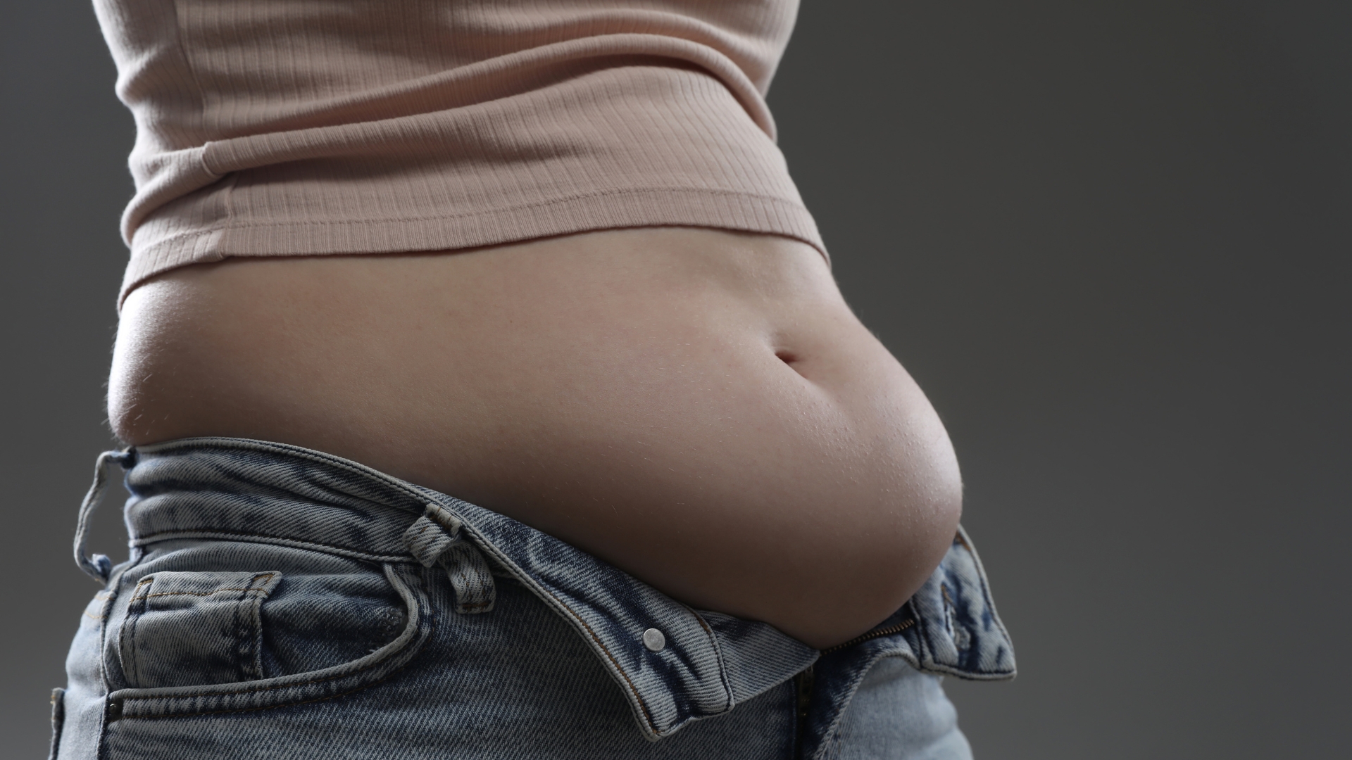 Mỡ dễ tích tụ ở bụng dưới do sự tương tác phức tạp giữa nội tiết, chuyển hóa và lối sống