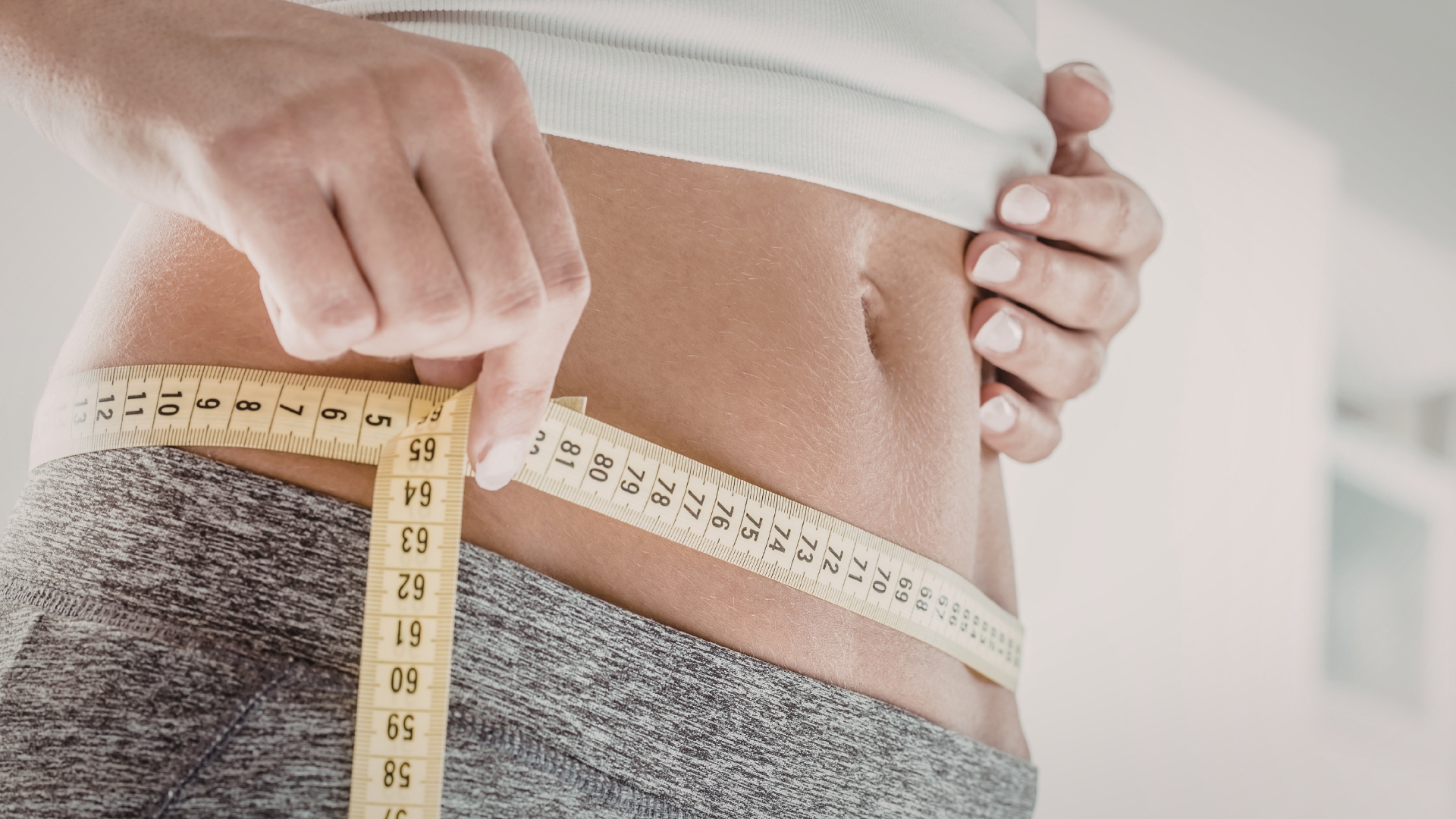 Việc theo dõi vòng eo, cân nặng và tỷ lệ mỡ cơ thể định kỳ giúp đánh giá hiệu quả can thiệp và điều chỉnh kịp thời