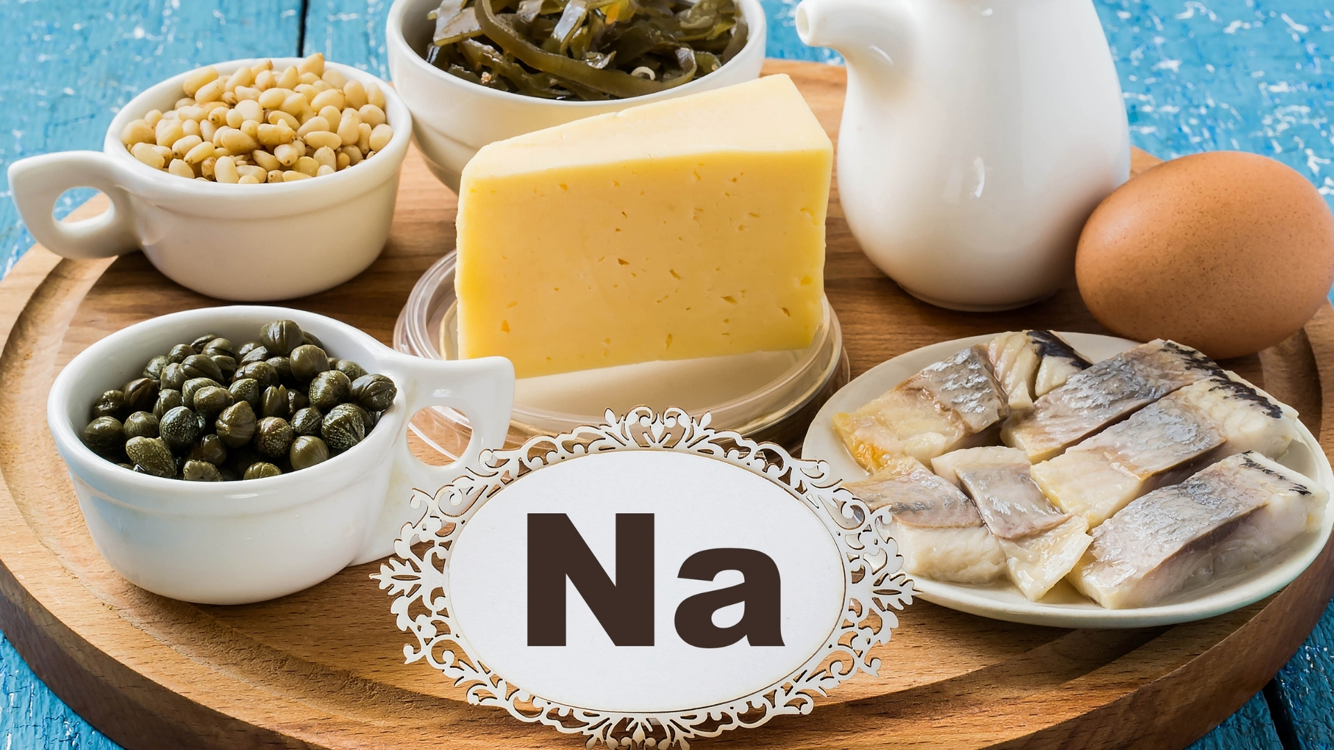 Muối và natri cao không chỉ ảnh hưởng đến huyết áp mà còn làm tăng áp lực lên thận, cản trở quá trình lọc ure và các chất thải khác