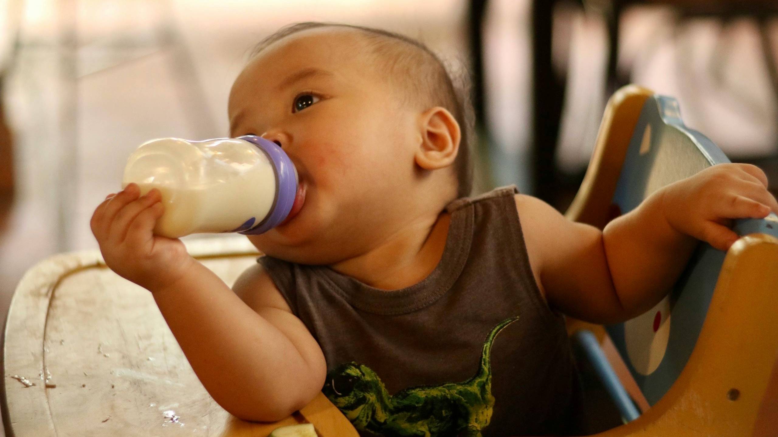 Một trong những cách giúp bé thích uống sữa là xây dựng thói quen uống sữa với lịch cố định