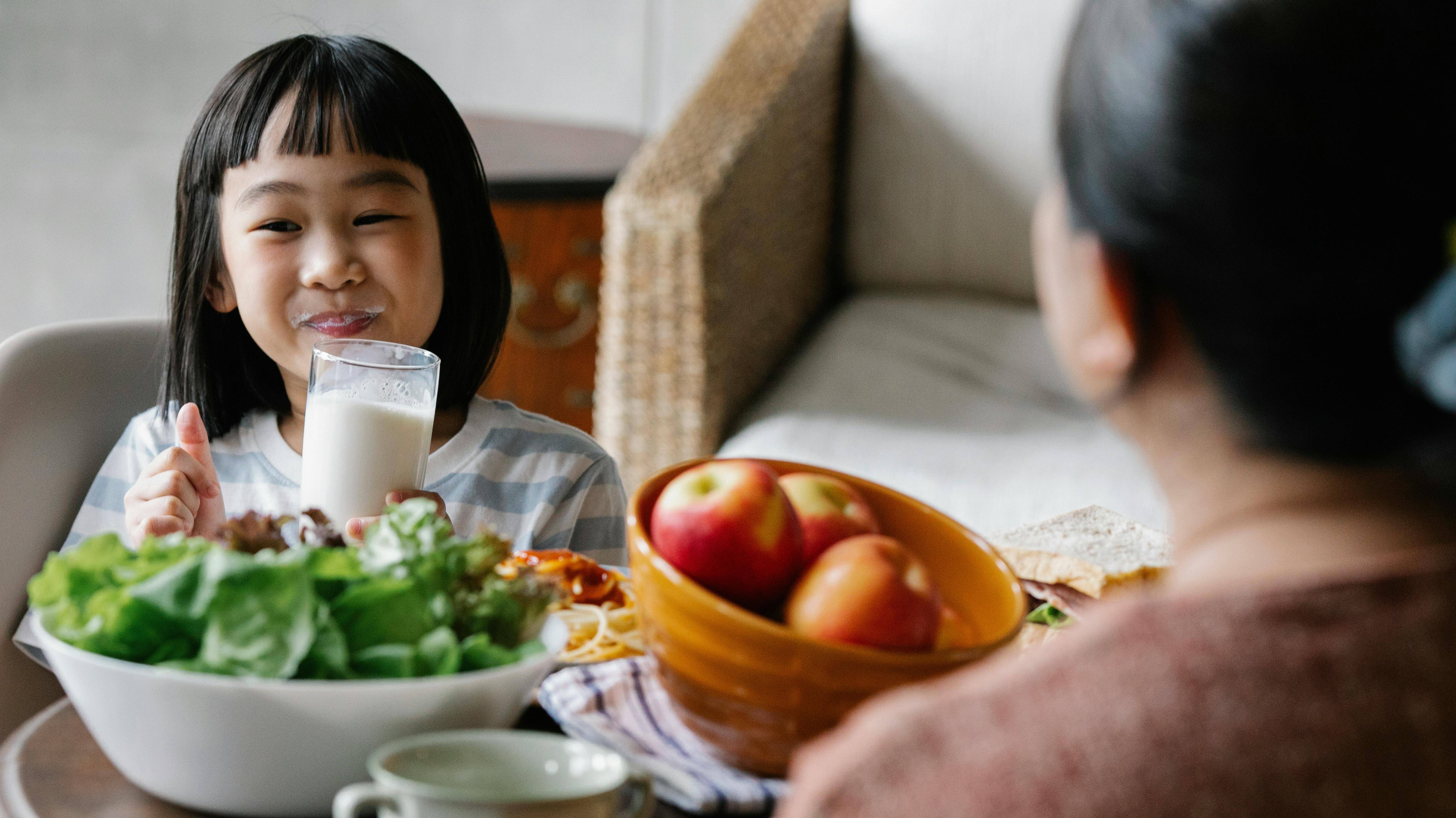 Cha mẹ có thể trò chuyện với trẻ để tạo không khí nhẹ nhàng, vui vẻ khi cho trẻ uống sữa