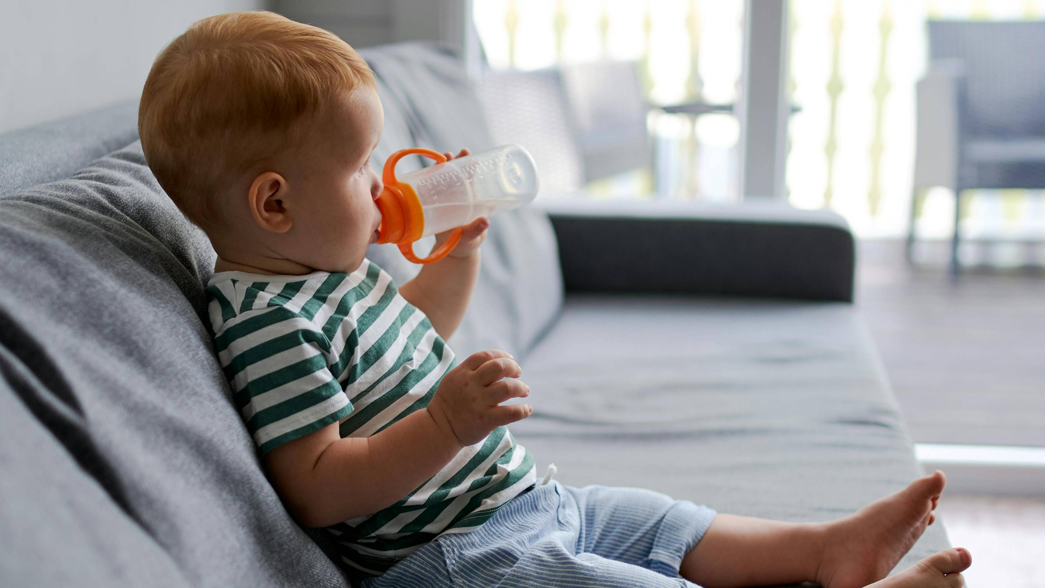 Nếu trẻ khát nước, cha mẹ có thể ưu tiên cho trẻ uống sữa trước rồi mới uống nước lọc sau