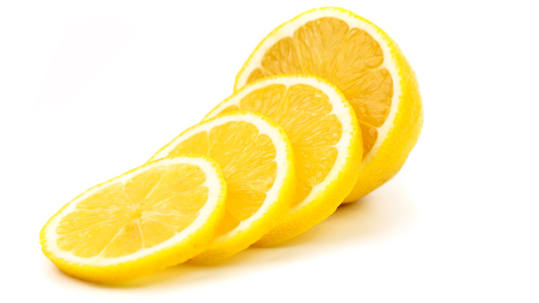 Dùng lát chanh đắp lên da để hỗ trợ hạ sốt