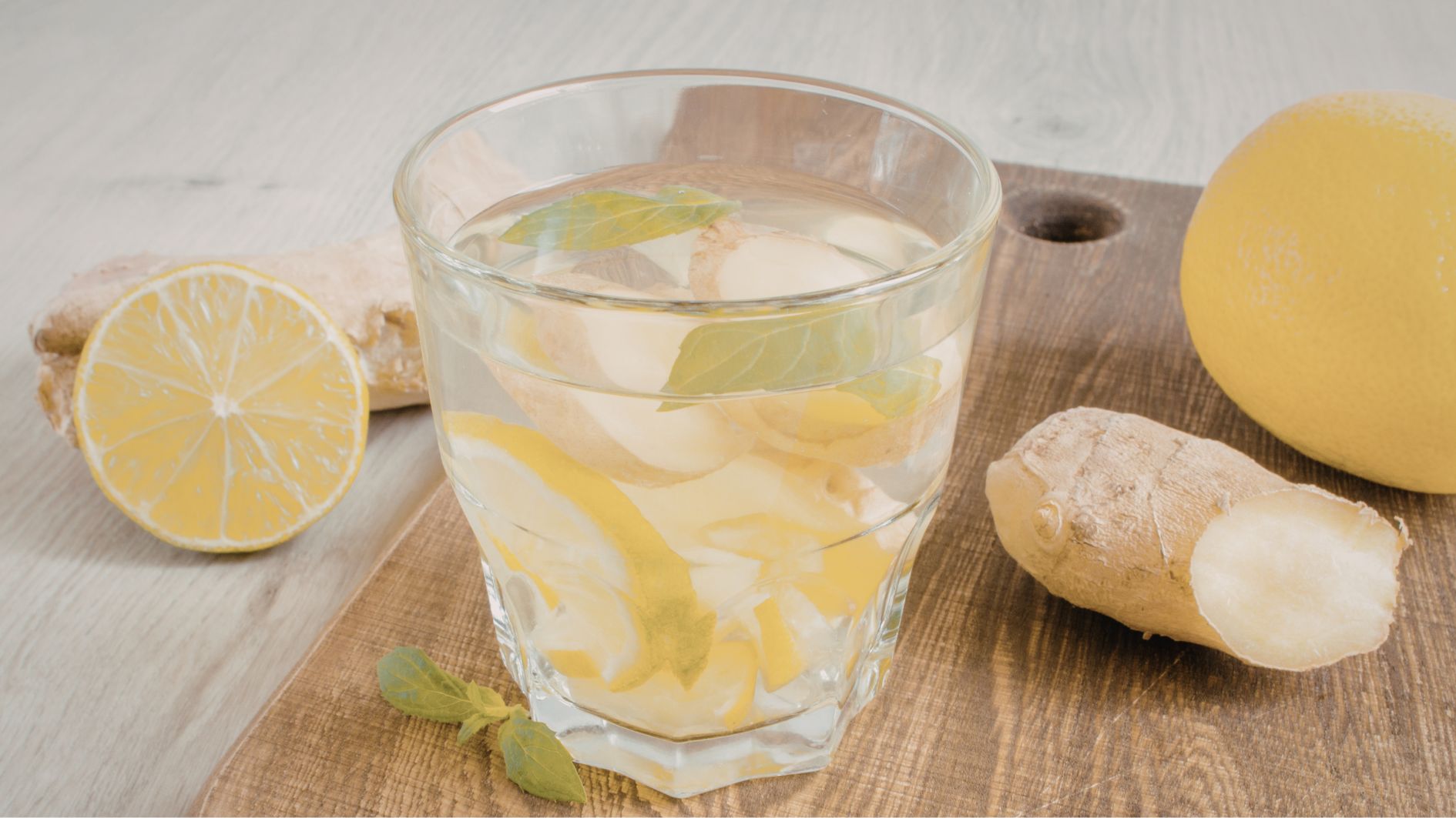 Uống nước chanh ấm là cách hạ sốt bằng chanh cho người lớn