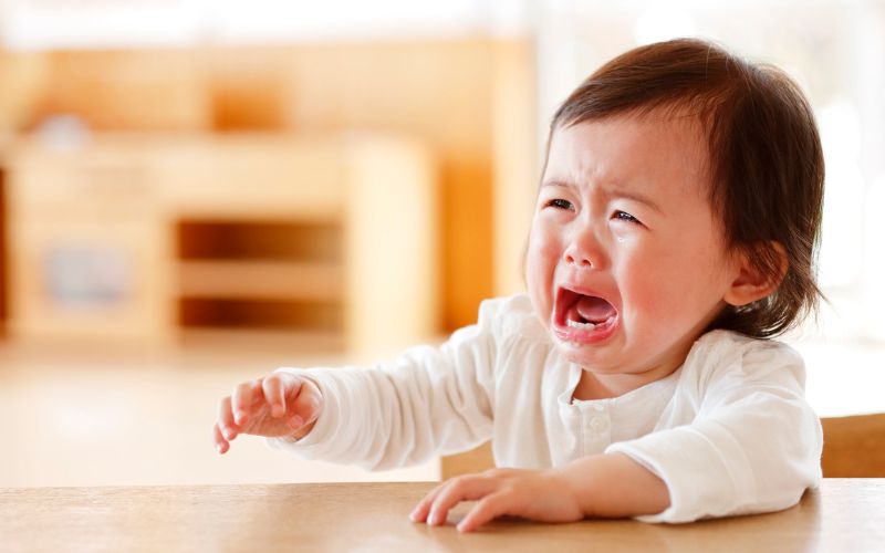 Nếu trẻ sốt mọc răng, quấy khóc khó chịu hoặc đau dữ dội cần cho trẻ đi khám để tìm thêm các nguyên nhân khác