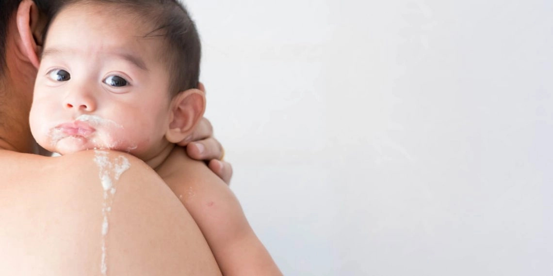 Nếu trẻ sốt trong giai đoạn mọc răng kèm theo các triệu chứng khác như nôn mửa thì nên có trẻ đi khám sớm