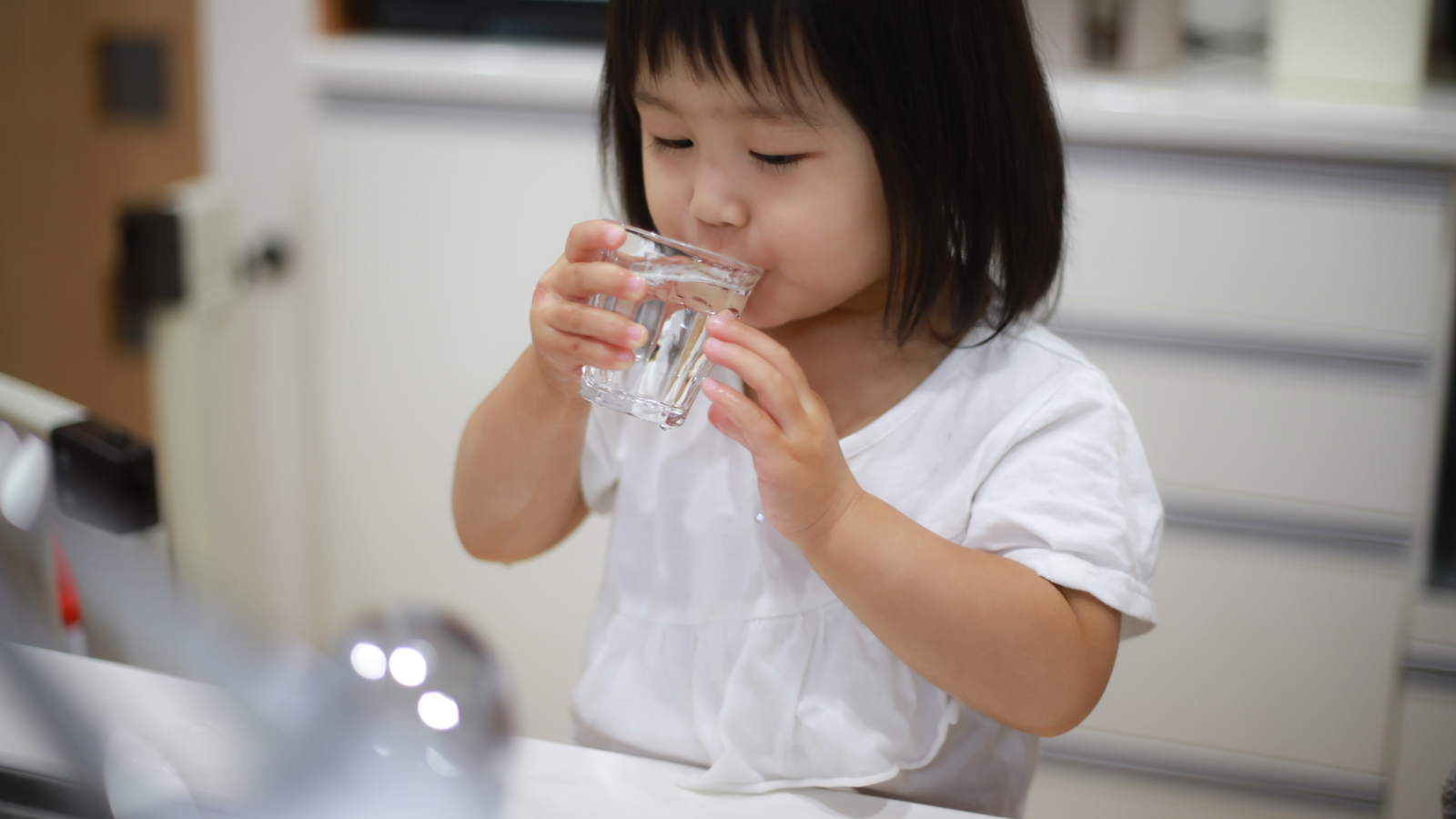 Trẻ bị viêm amidan​, ba mẹ cần cho trẻ uống đủ nước