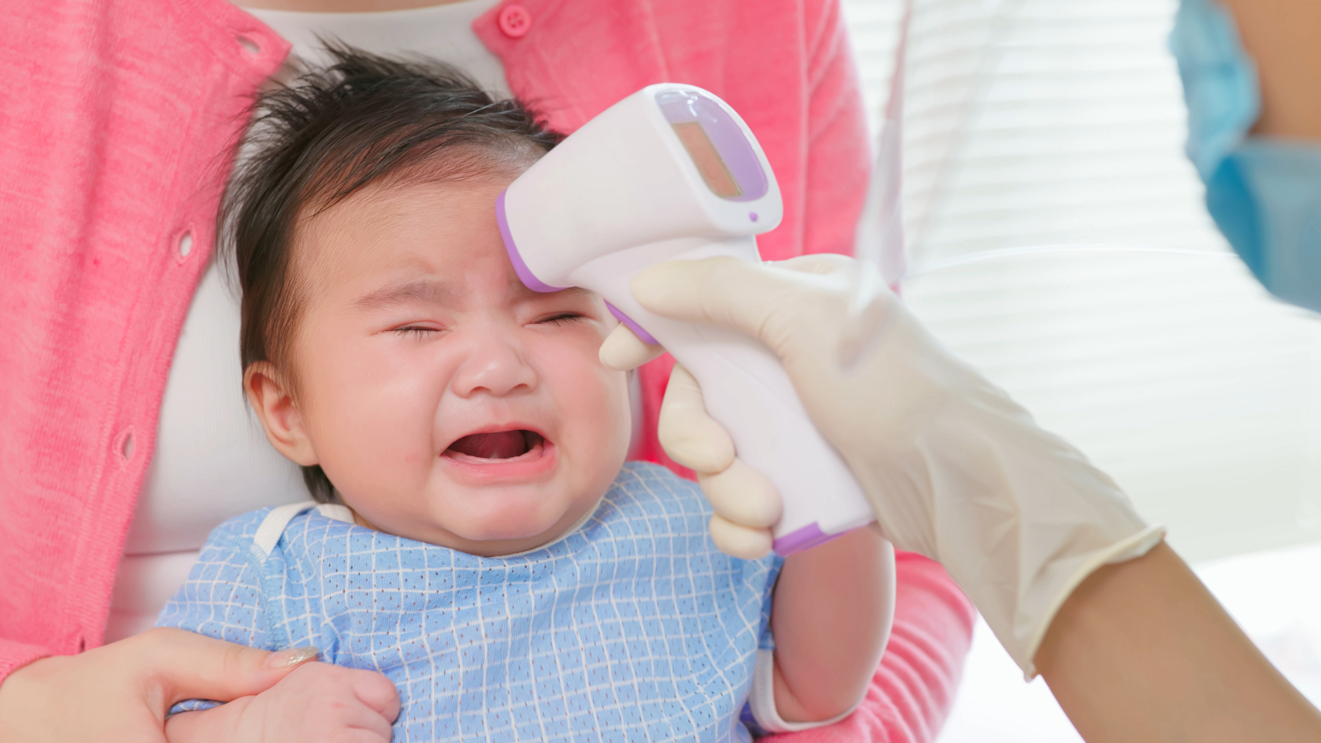 Trẻ sơ sinh dưới 6 tháng tuổi khi sốt cao có thể được cha mẹ cho dùng thuốc hạ sốt