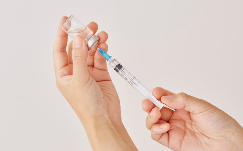 Sốt là phản ứng thường gặp ở trẻ sơ sinh sau tiêm chủng