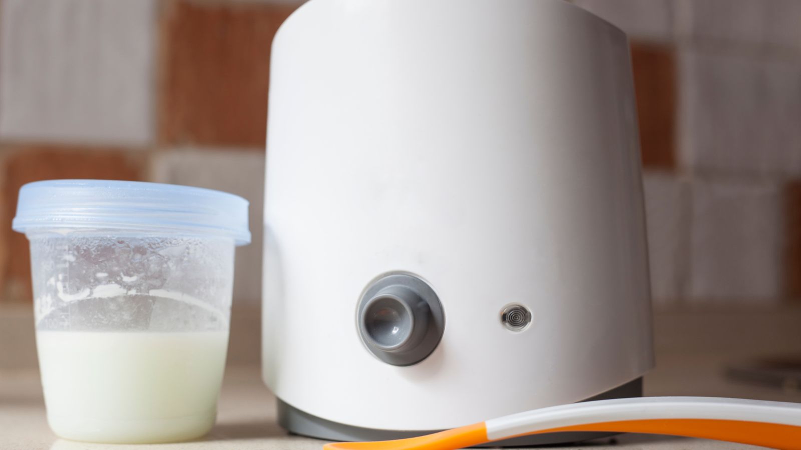 Sử dụng bình hâm sữa chuyên dụng là giải pháp tiện lợi và an toàn giúp mẹ hâm sữa nhanh chóng