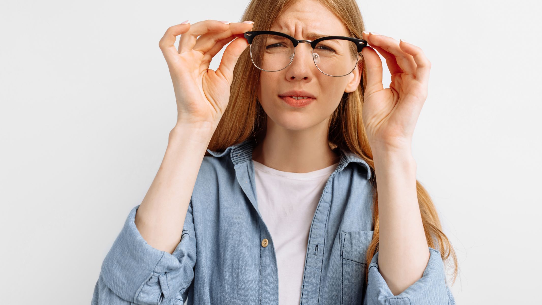 Khi bị viễn thị, người bệnh thường khó nhìn rõ sách, điện thoại hoặc các vật ở khoảng cách gần