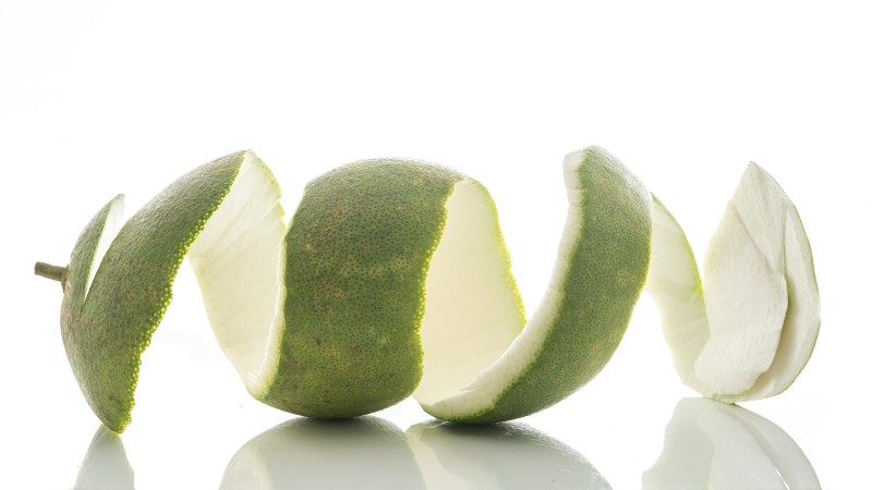 Sử dụng vỏ bưởi giúp giảm rụng tóc hiệu quả.