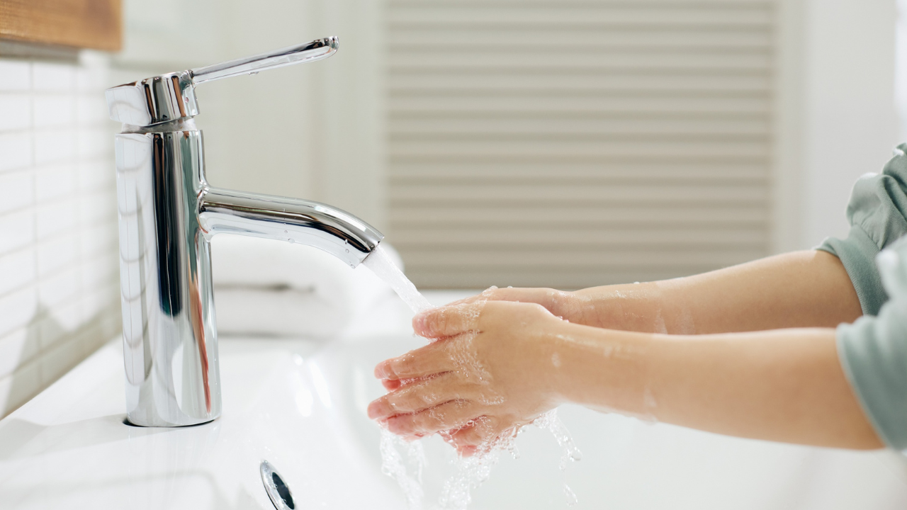 Rửa trực tiếp vết bỏng dưới vòi nước lạnh giúp giảm đau rát khi bị bỏng