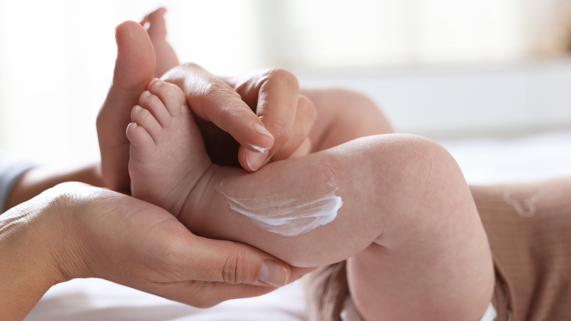 Kem dưỡng ẩm giúp mềm da và giảm nguy cơ tái phát viêm da cơ địa