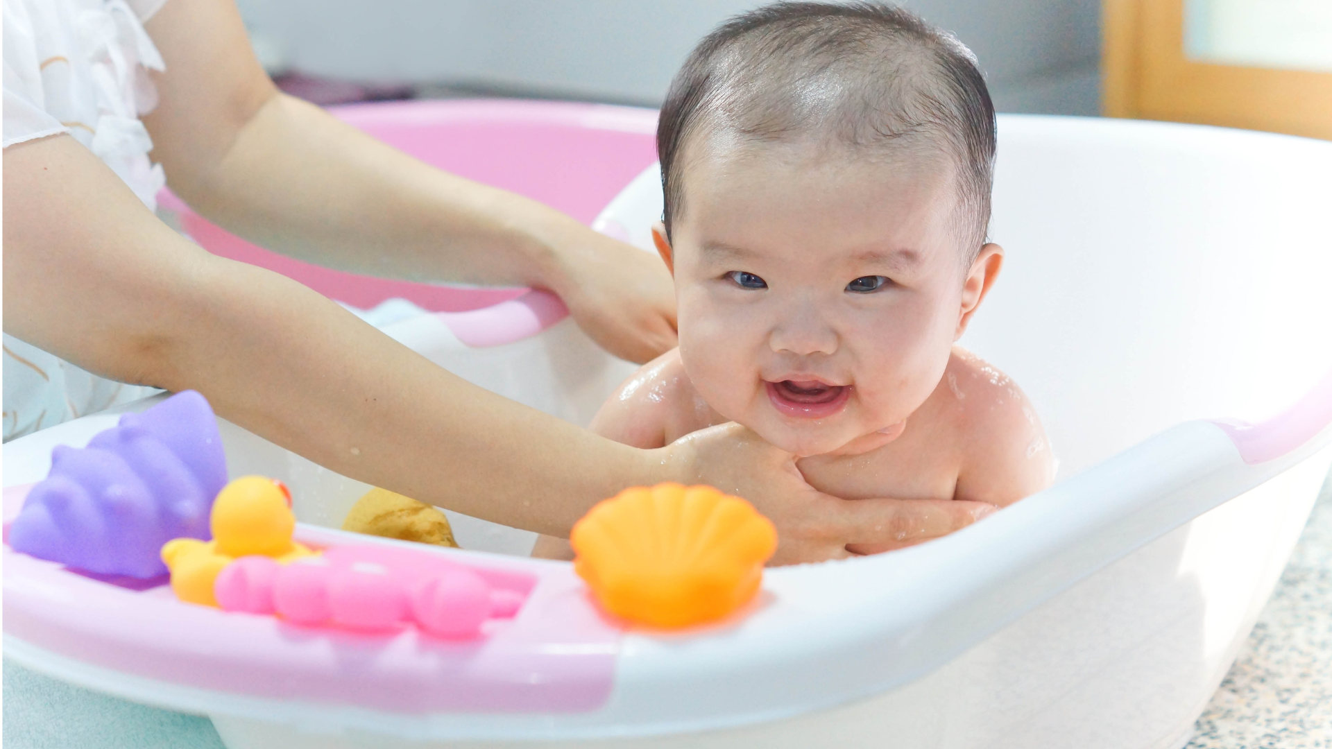 Việc tắm rửa đúng cách giúp làm sạch da và loại bỏ các yếu tố gây kích ứng