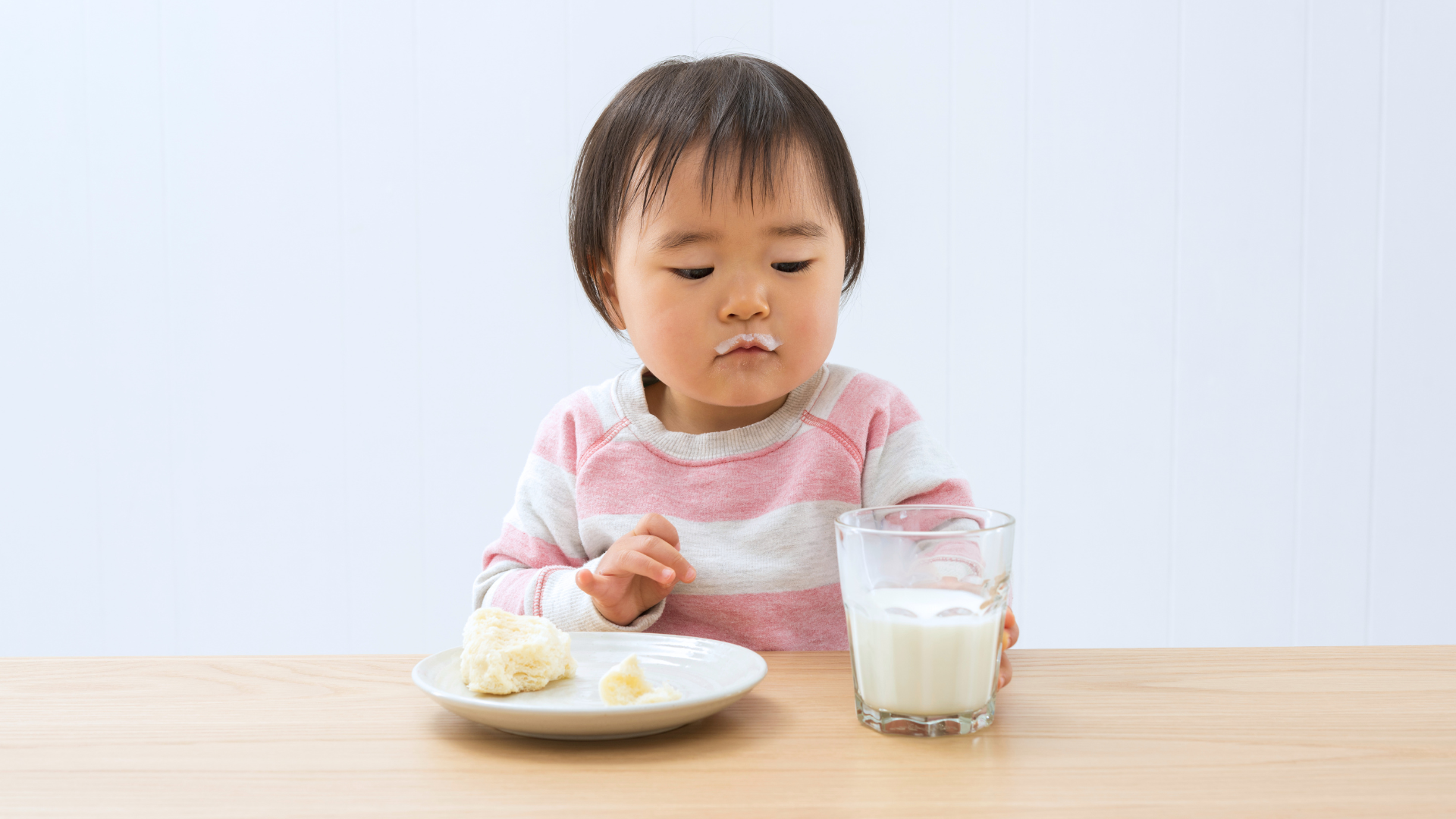 Đảm bảo trẻ ăn uống đầy đủ chất và theo dõi các thực phẩm dễ gây dị ứng như sữa, trứng, thịt bò để điều chỉnh kịp thời