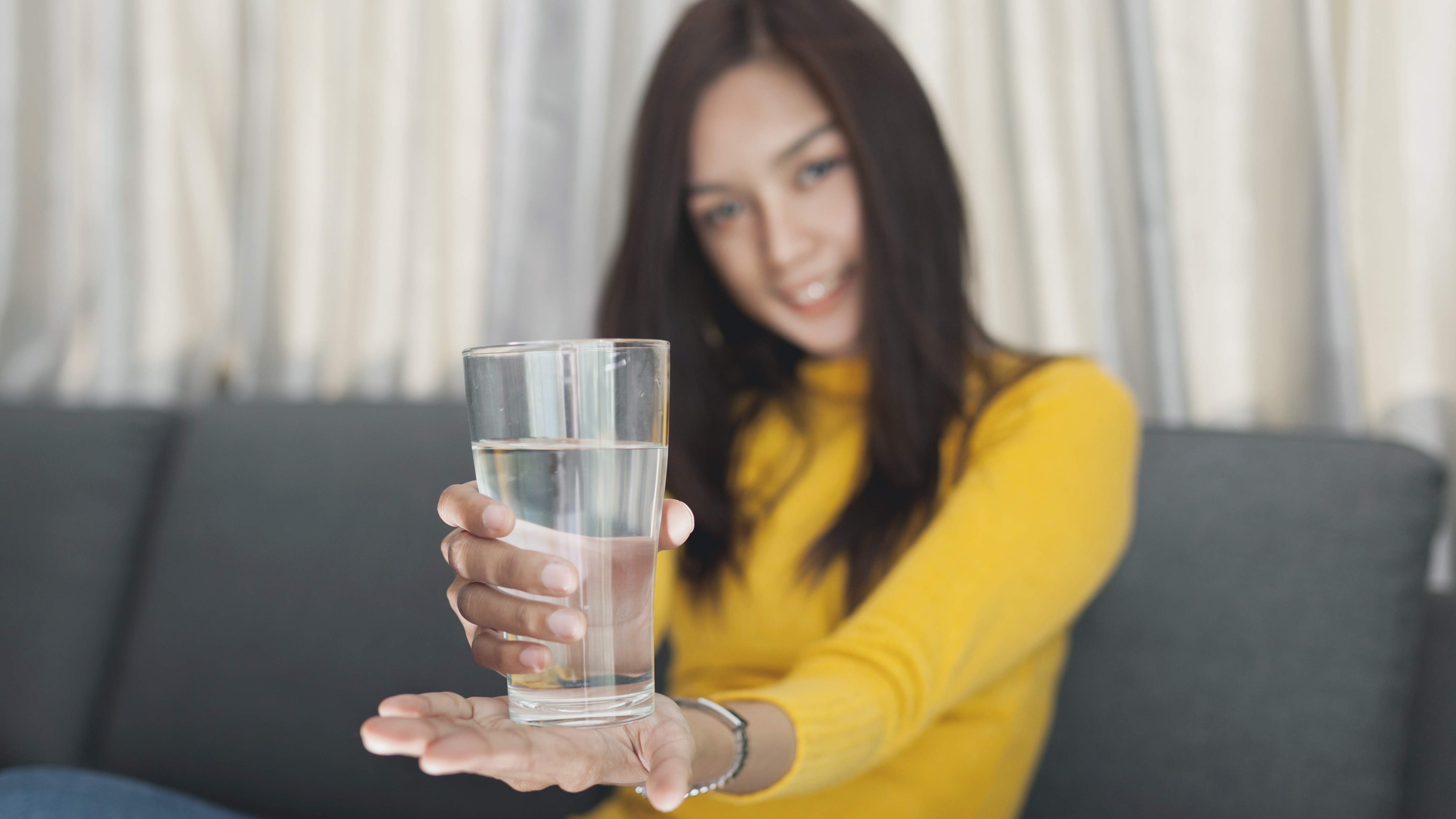 Uống đủ nước mỗi ngày là cách làm tăng độ lọc cầu thận hiệu quả