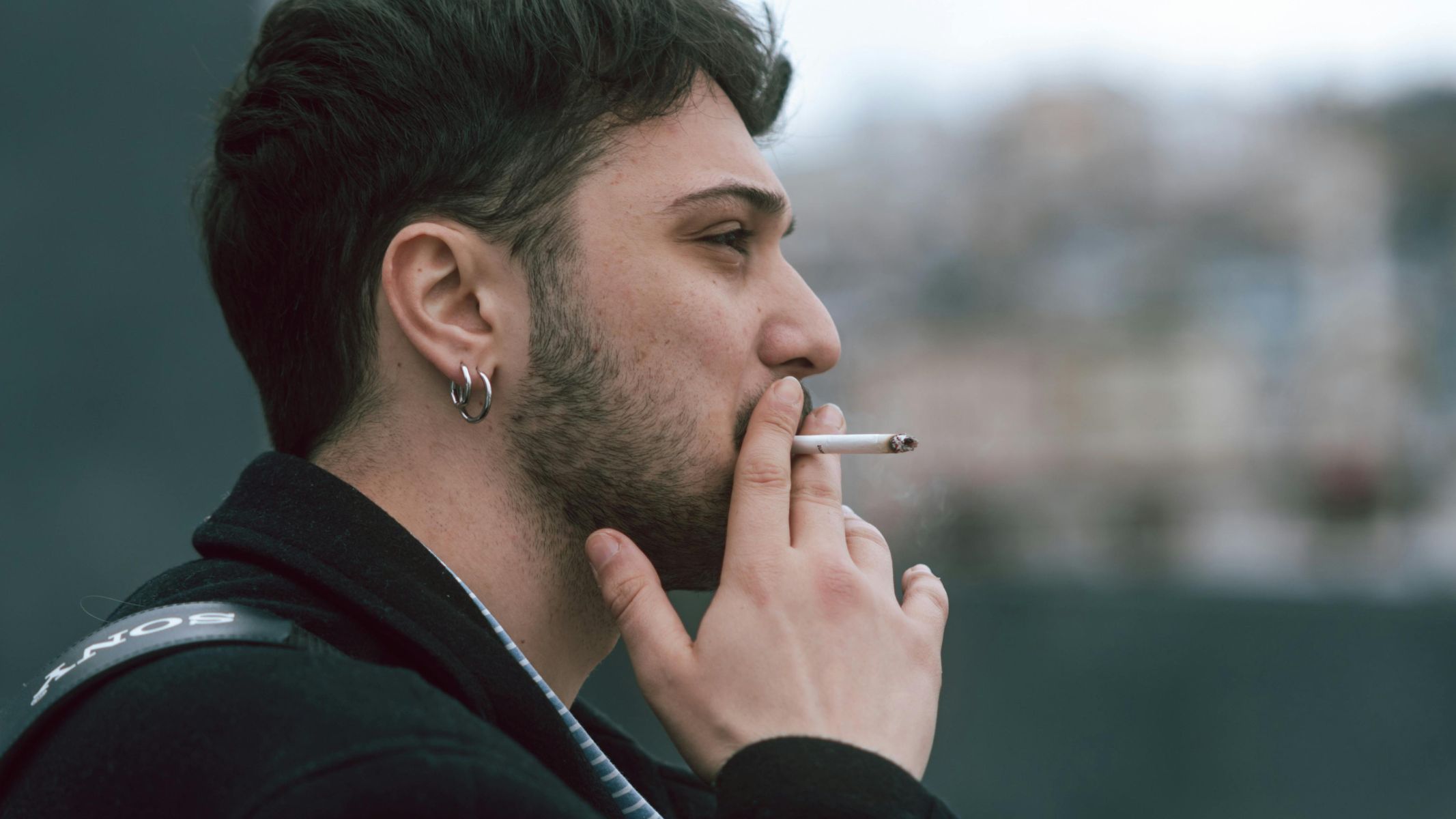 Thường xuyên hút thuốc lá khiến cho răng bị ố vàng hơn so với người không hút