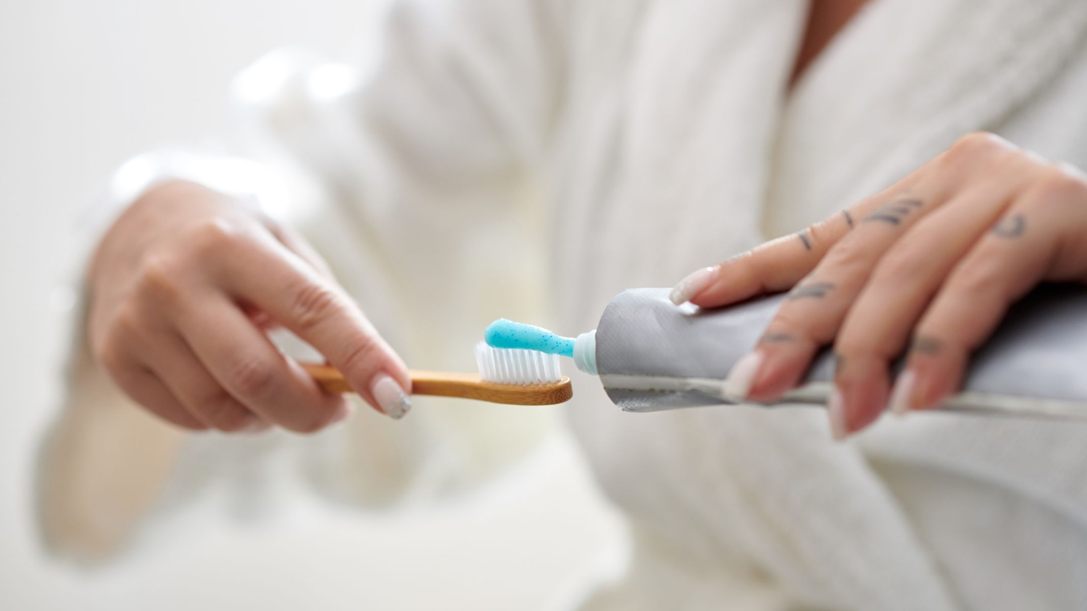 Sử sụng kem đánh răng làm trắng là một cách hỗ trợ làm trắng răng phổ biến