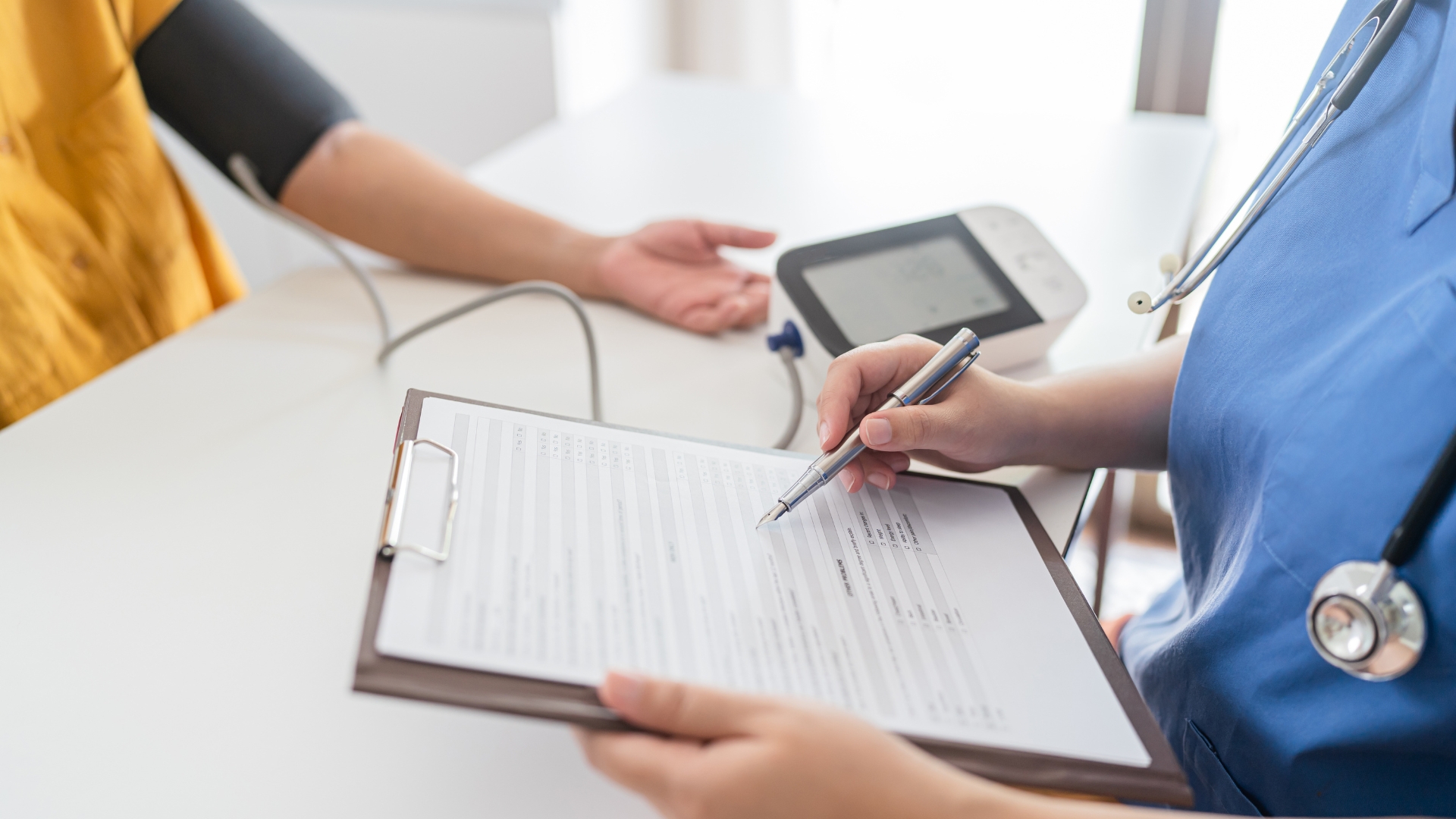 Trước khi thực hiện lấy máu, nhân viên y tế cần xác minh chỉ định và chổng chỉ định cũng như giải thích quy trình cho bệnh nhân