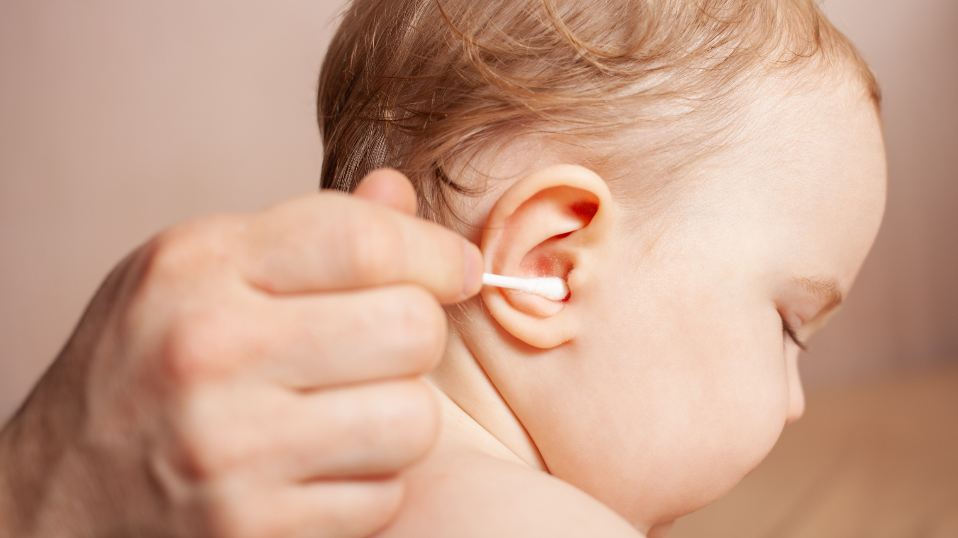 Dấu hiệu cần thăm khám thay vì tự lấy ráy tai sâu bên trong cho trẻ