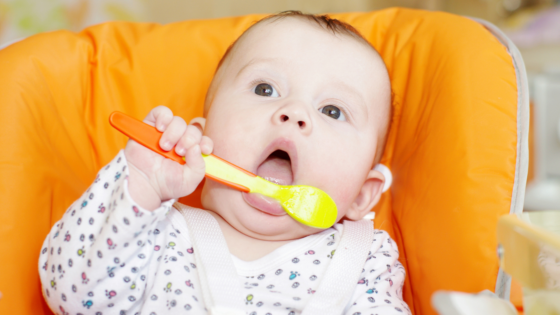 Giai đoạn 1 tuổi các mẹ có thể tập cho trẻ cầm muỗng tự ăn