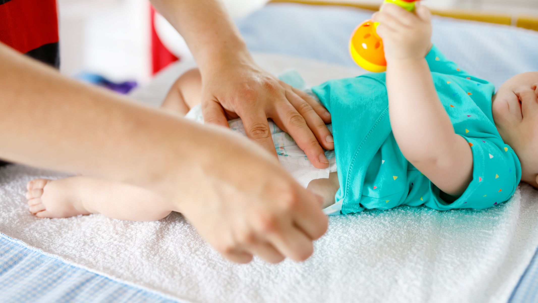 Phân xanh hoặc sệt hơn thường khiến nhiều người hiểu nhầm là do sữa “nóng”