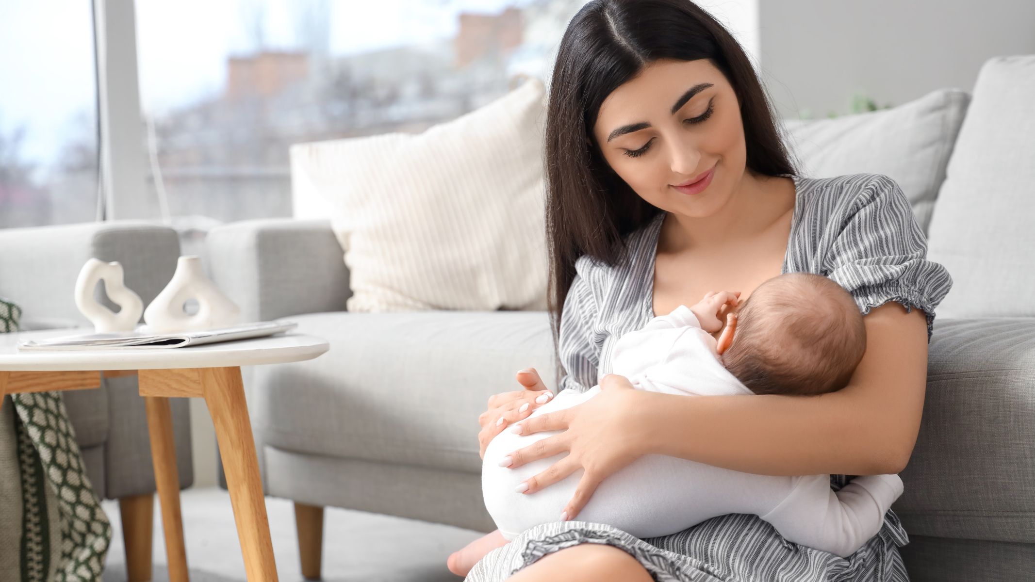 Cho bé bú hết một bên trước khi đổi bên giúp trẻ nhận đủ cả sữa đầu và sữa cuối