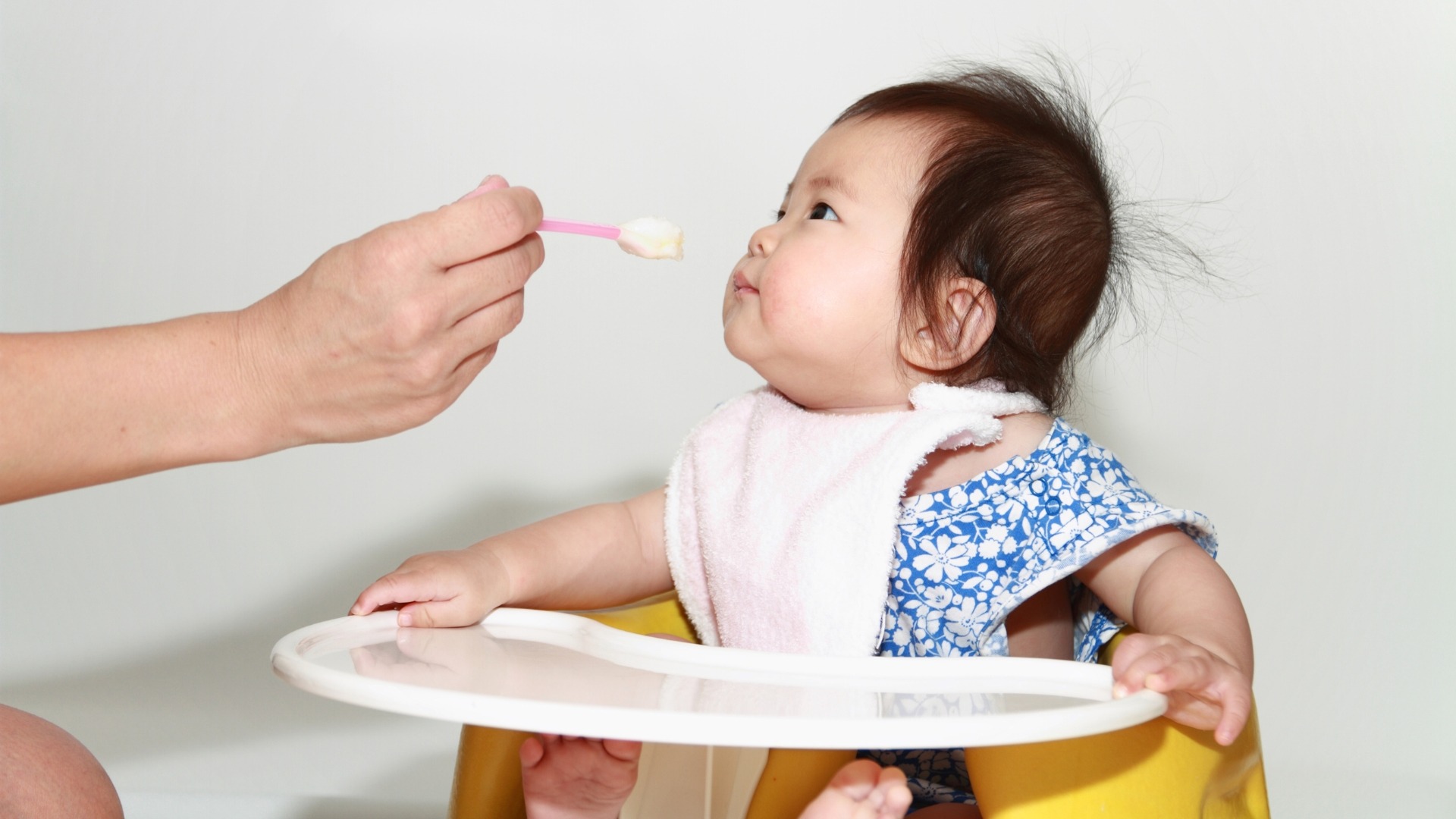 Khi trẻ bị sốt phát ban nên ăn thức ăn lỏng, dễ tiêu như cháo, súp, sữa