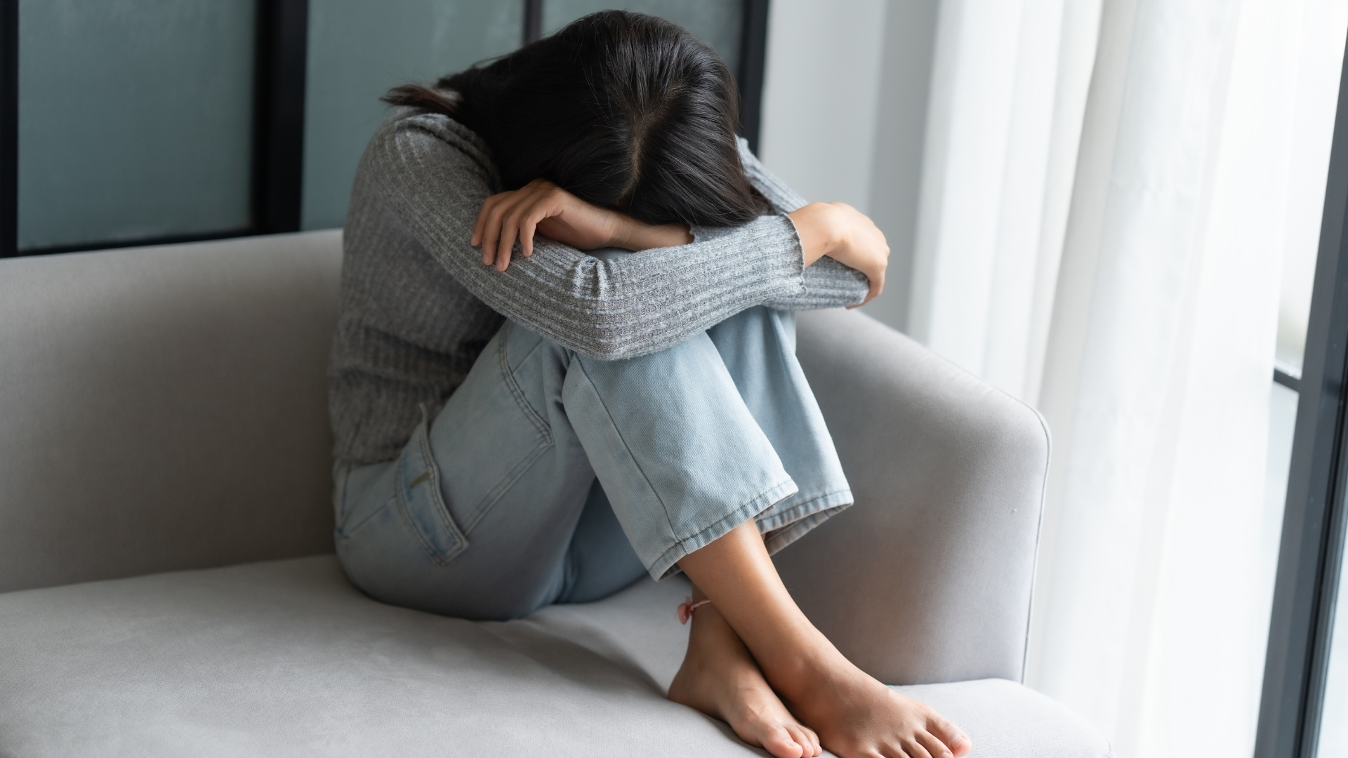 Người trầm cảm thường cảm thấy buồn bã, chán nản hoặc trống rỗng suốt nhiều ngày hoặc nhiều tuần