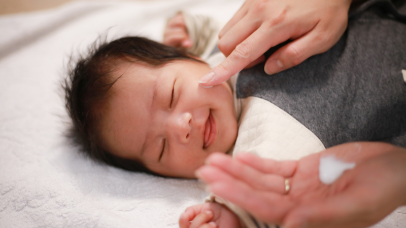 Tại sao trẻ bị dị ứng nổi mẩn đỏ khắp người dù bạn luôn giữ nhà sạch sẽ?