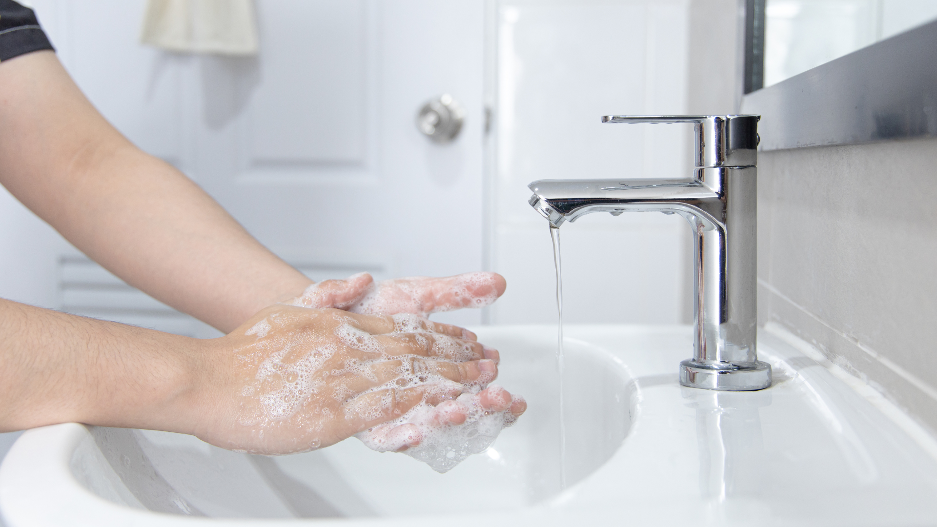 Rửa tay sau khi tiếp xúc với người nghi nhiễm