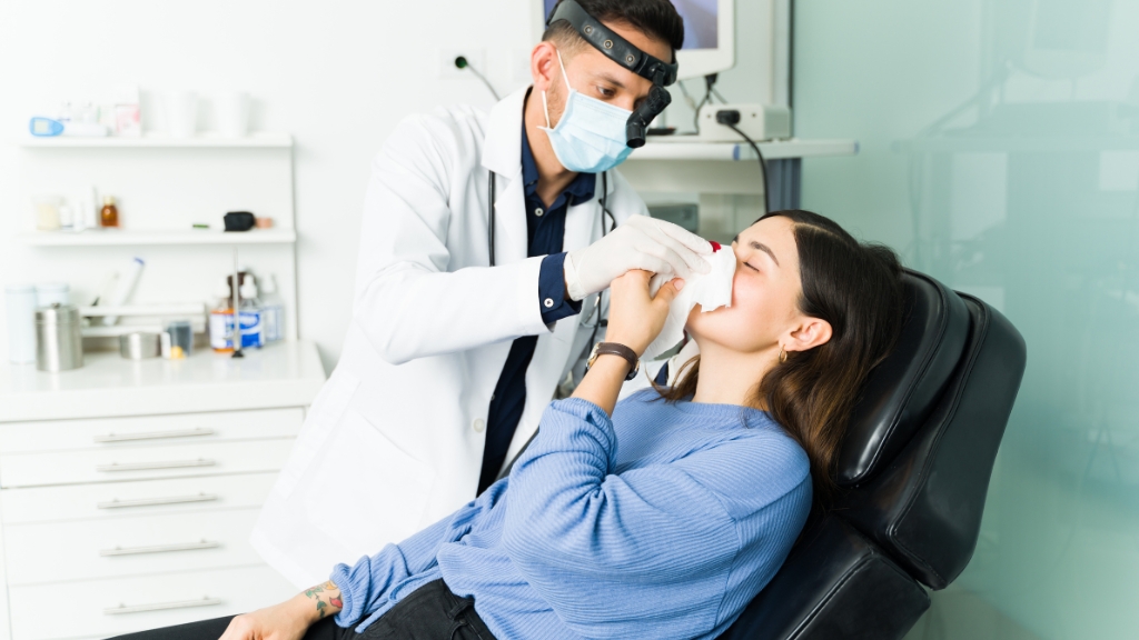 Cách sơ cứu chảy máu cam hiệu quả và các lưu ý quan trọng bạn cần biết 3
