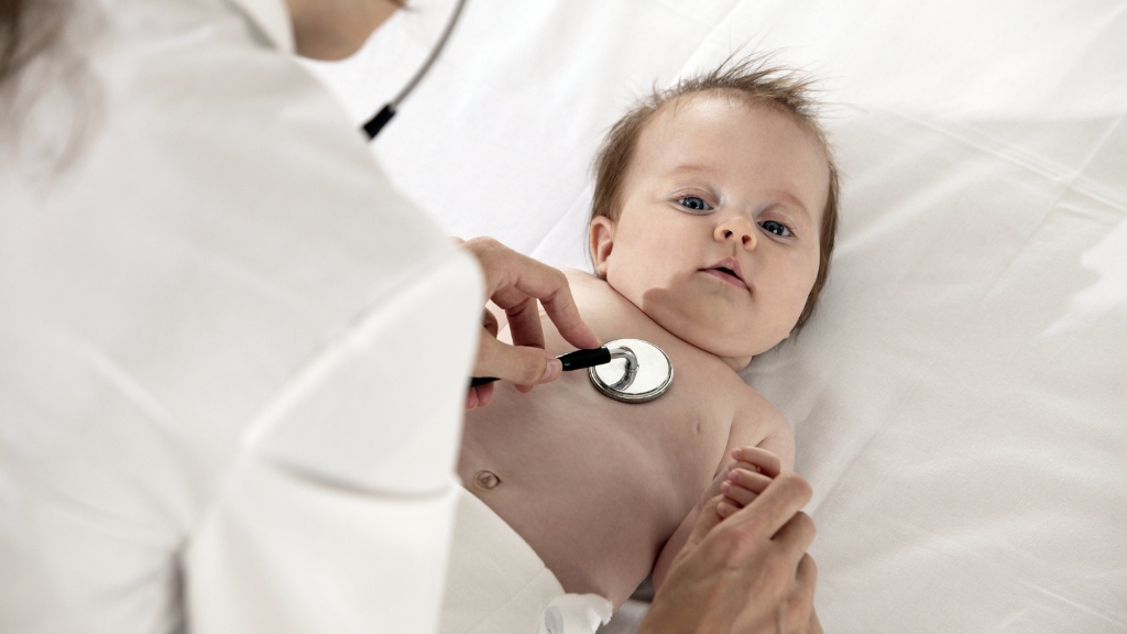 Cách sơ cứu trẻ bị sốt co giật: Cha mẹ cần biết gì để xử trí đúng cách? 3