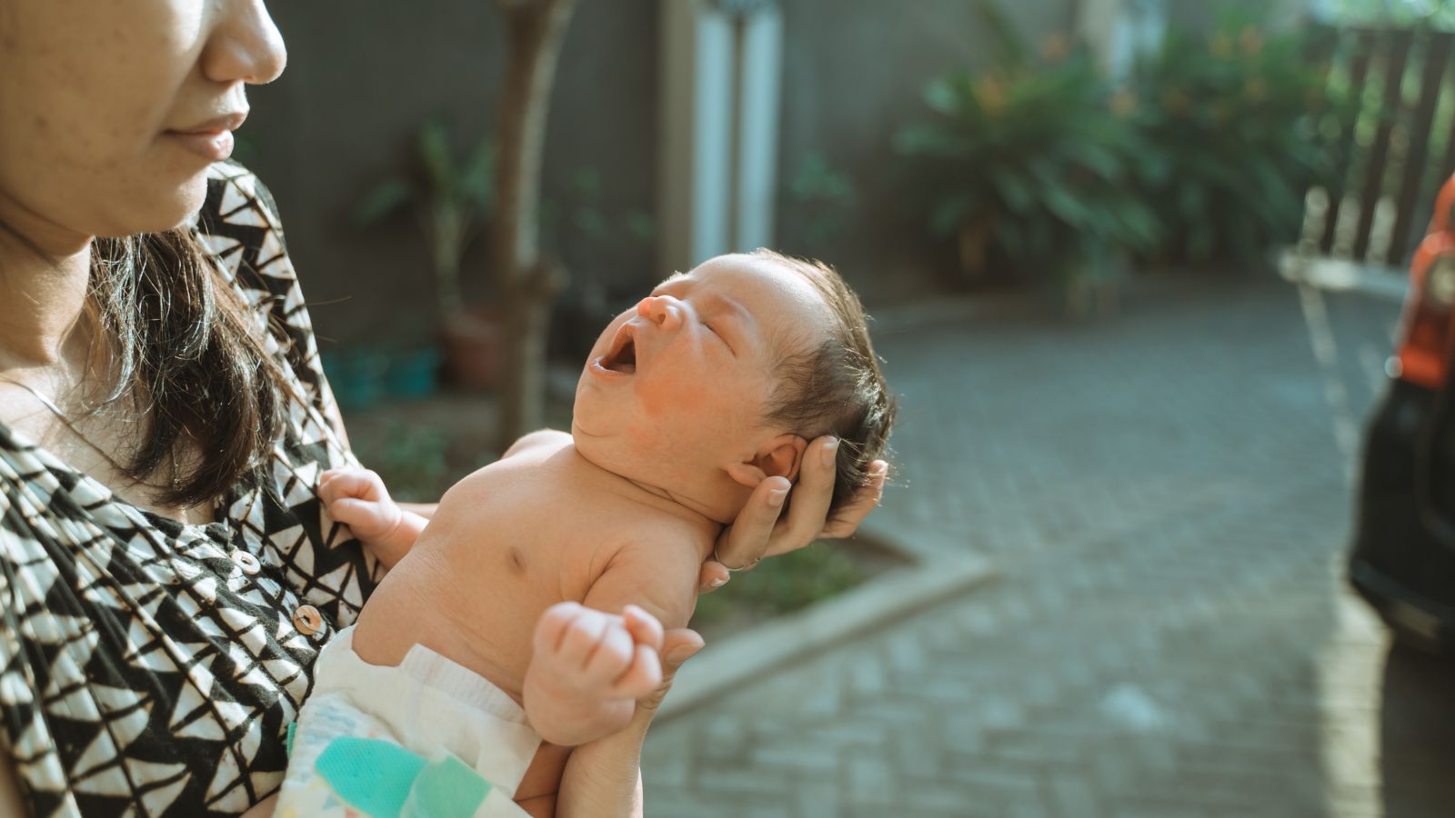 Cách tắm nắng cho trẻ sơ sinh bị vàng da không chỉ đơn giản mà còn mang lại nhiều lợi ích