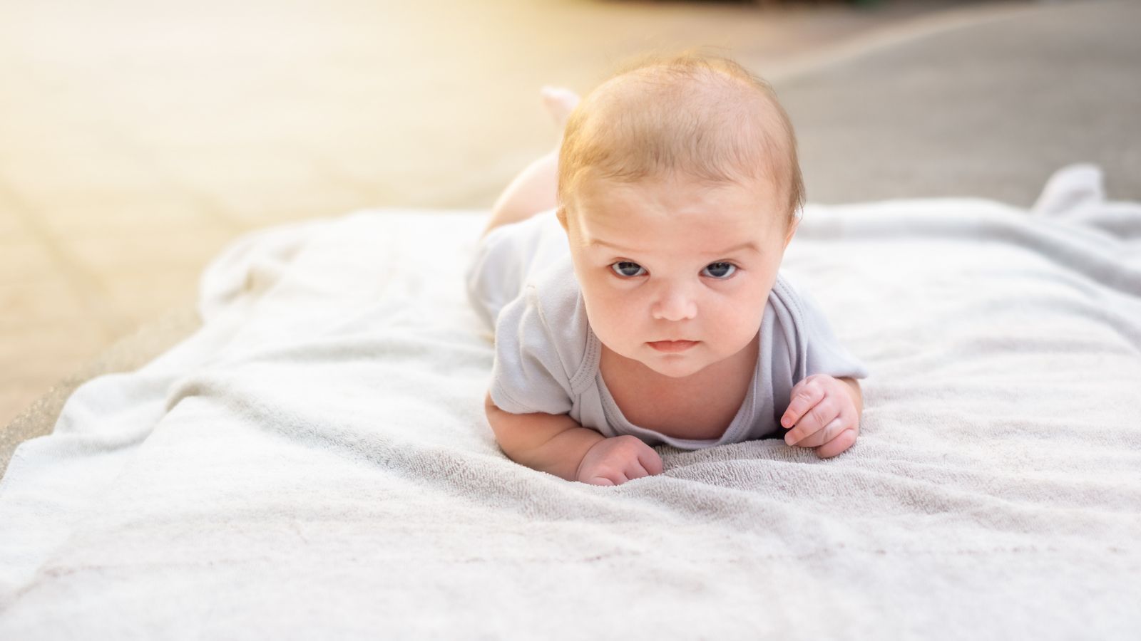 Không nên tắm nắng quá lâu về việc tiếp xúc với ánh nắng quá lâu có thể gây tổn thương da