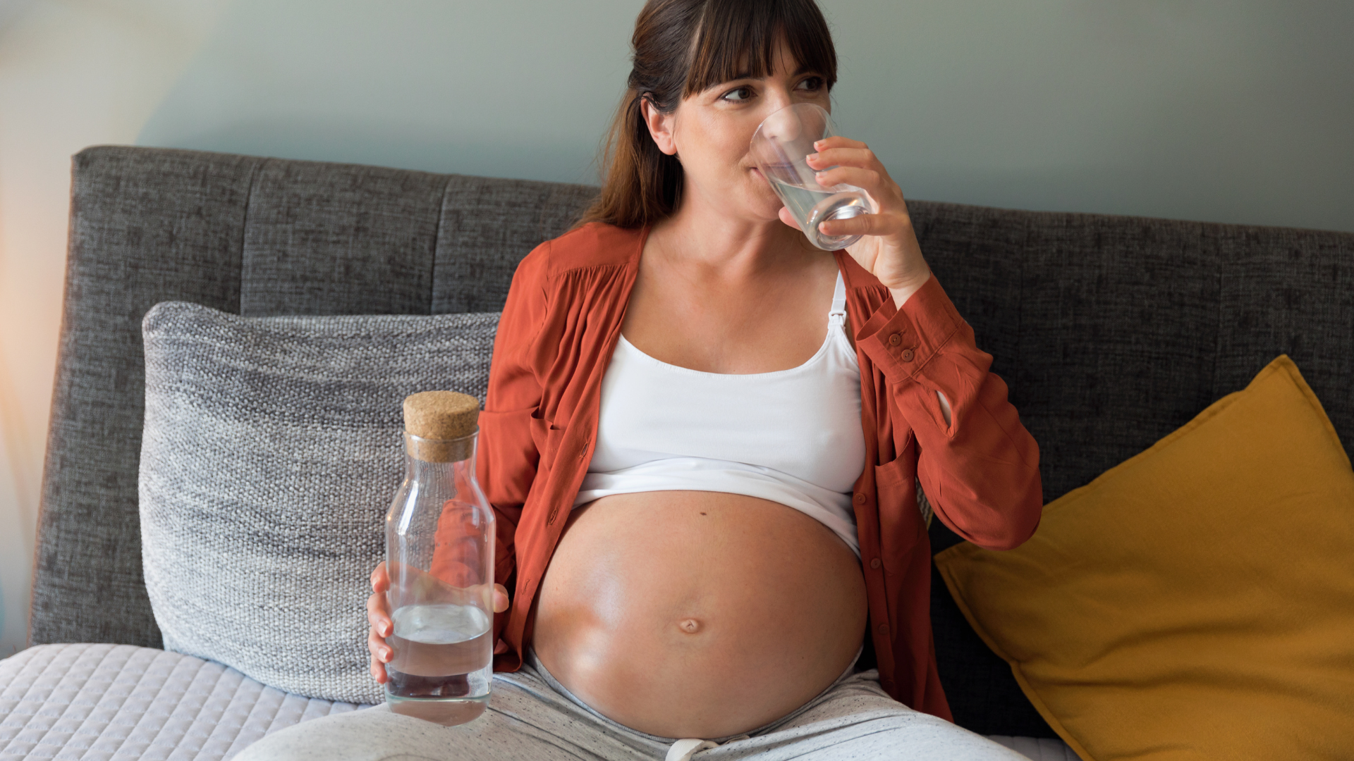 Uống đủ nước mỗi ngày là một trong những cách tăng nước ối 3 tháng cuối an toàn