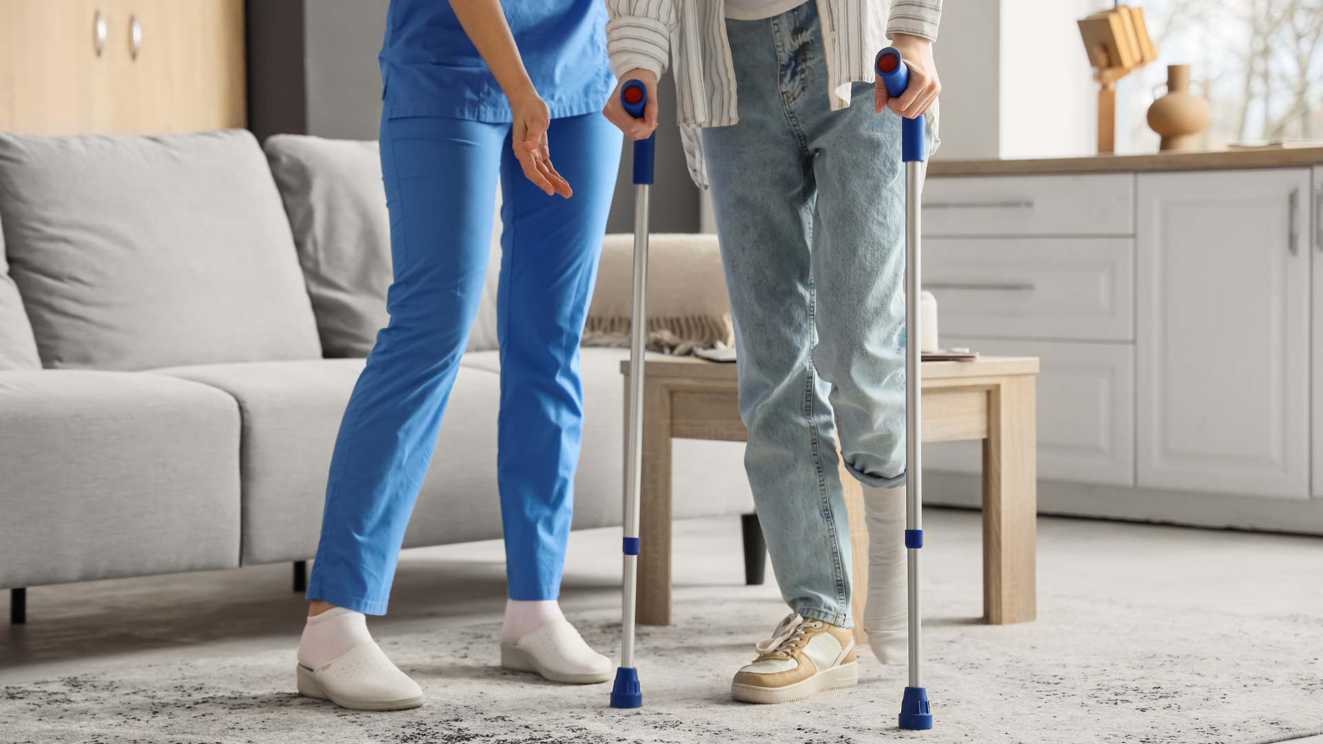 Cách tập đi sau khi bị gãy chân là đặt nạng vừa tầm, chân gãy chạm đất nhẹ, phối hợp tay chân vững