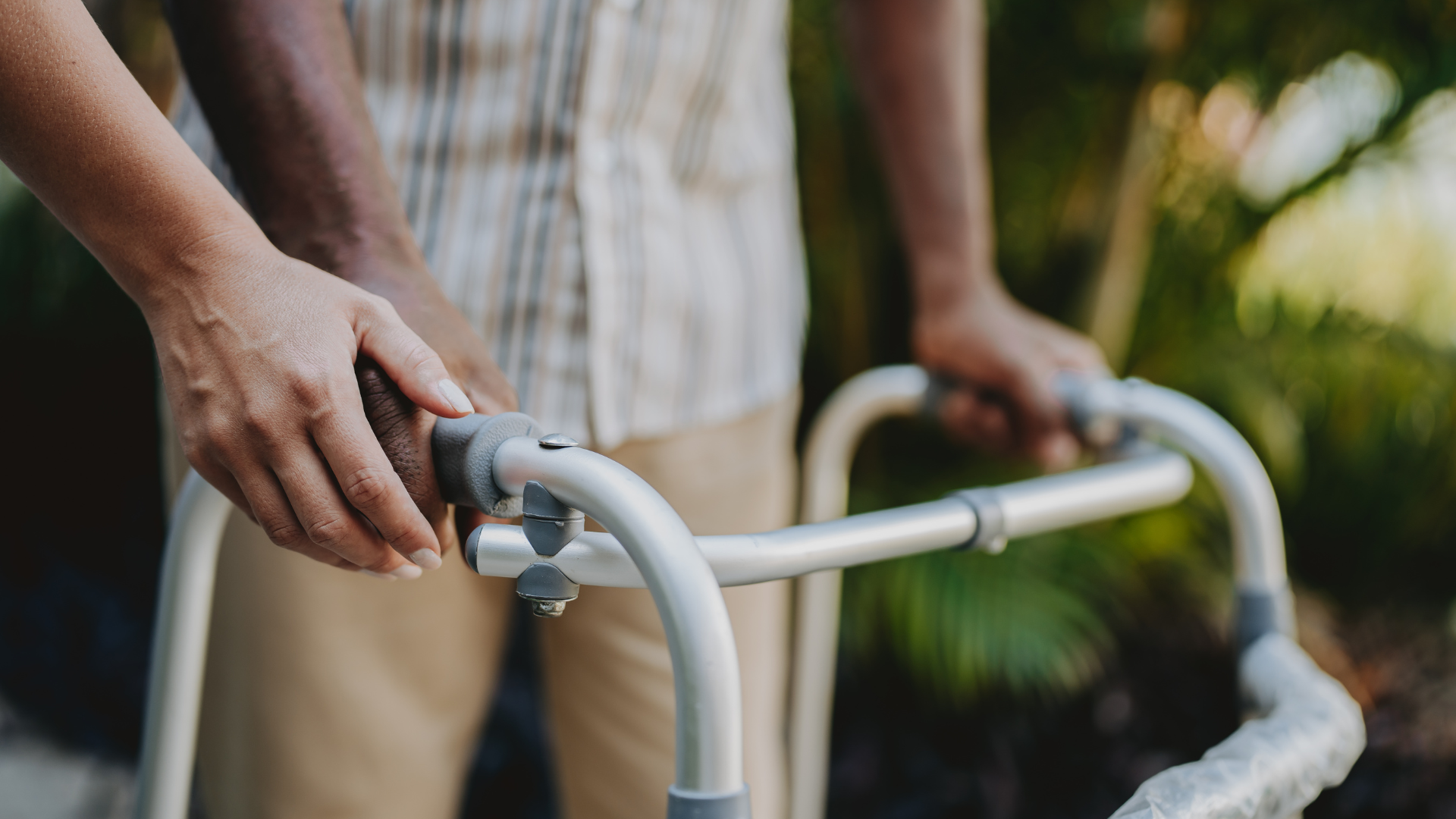 Khung tập đi hỗ trợ người cao tuổi và người yếu cơ, giúp tự tin bước đi sau phẫu thuật