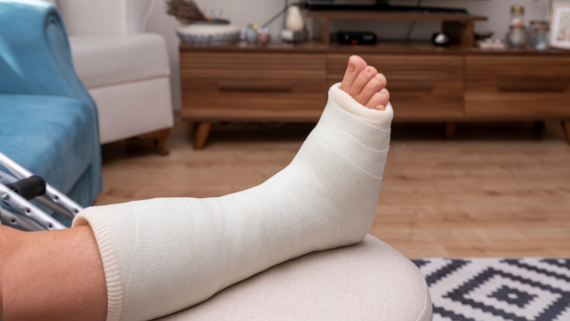 Việc tập đi sau gãy chân phụ thuộc vào tốc độ hồi phục xương và sự cho phép của bác sĩ