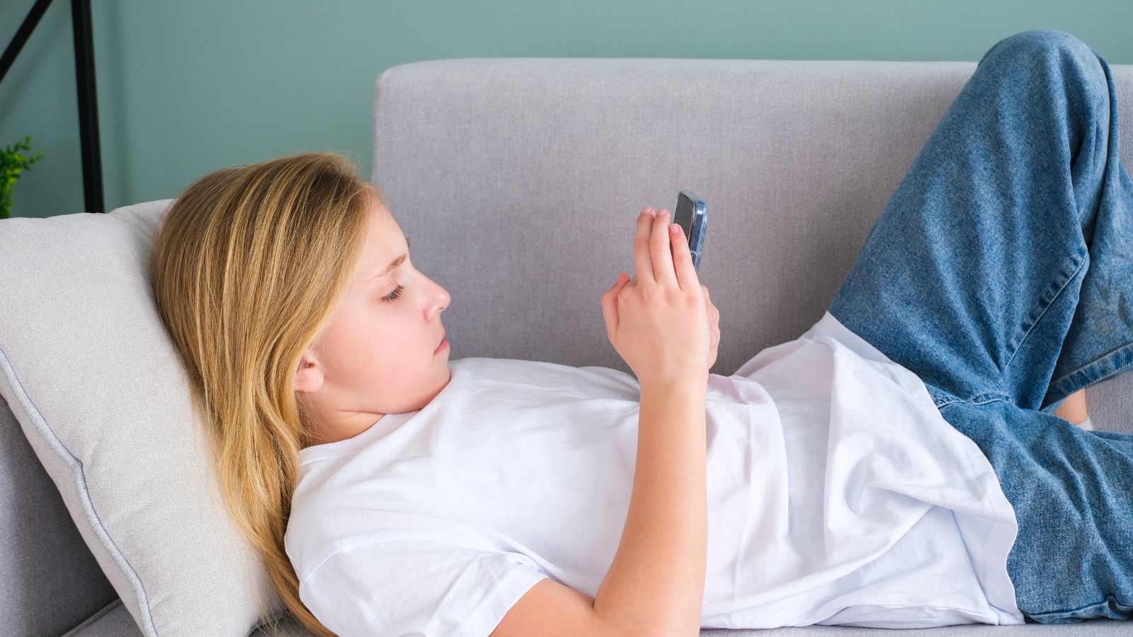 Nằm ngay sau khi ăn sẽ khiến axit dạ dày dễ trào ngược, gây ợ nóng