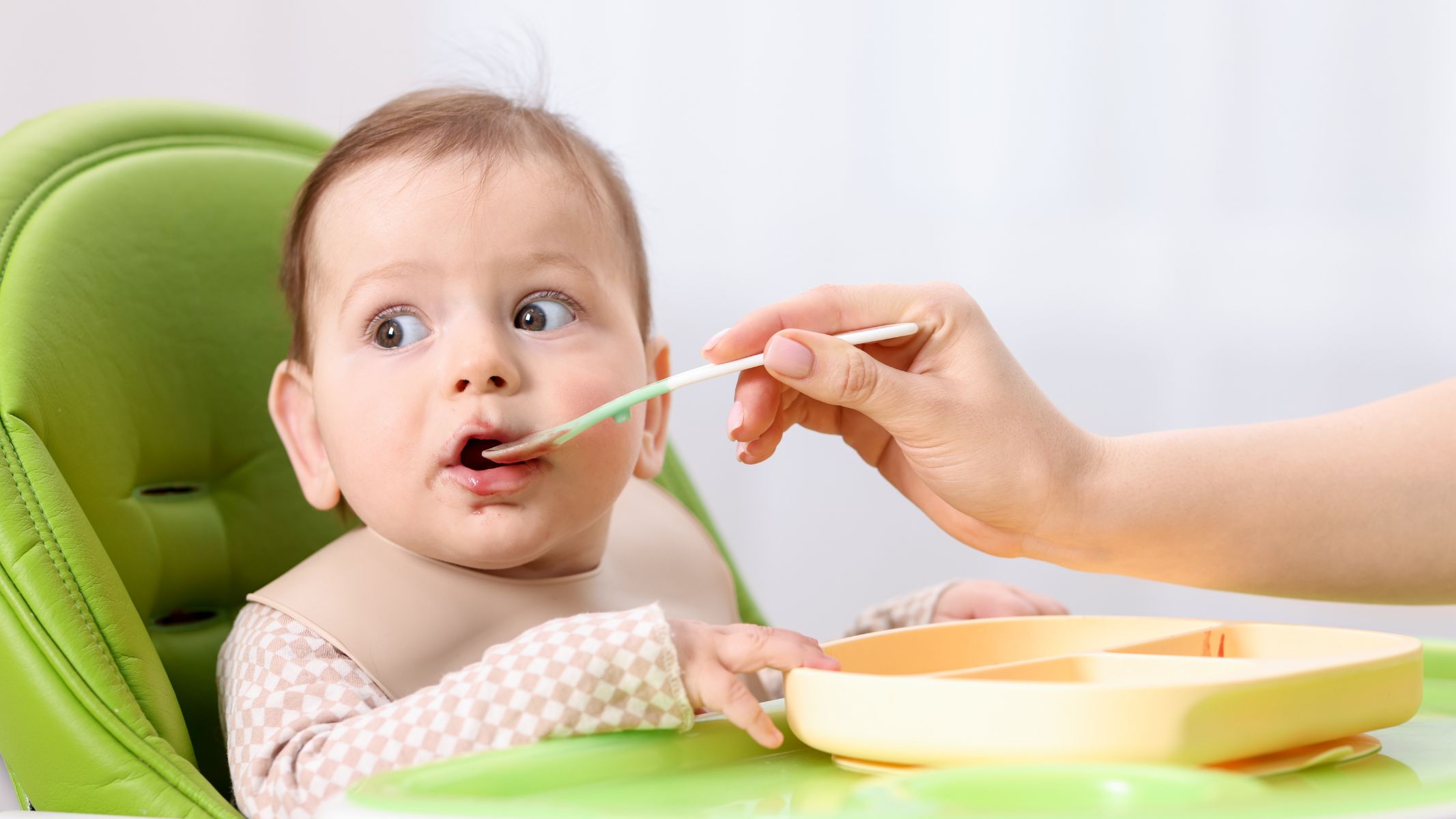 Hạn chế cho trẻ bị xao nhãng khi ăn là một cách trị biếng ăn cho trẻ dưới 1 tuổi hiệu quả