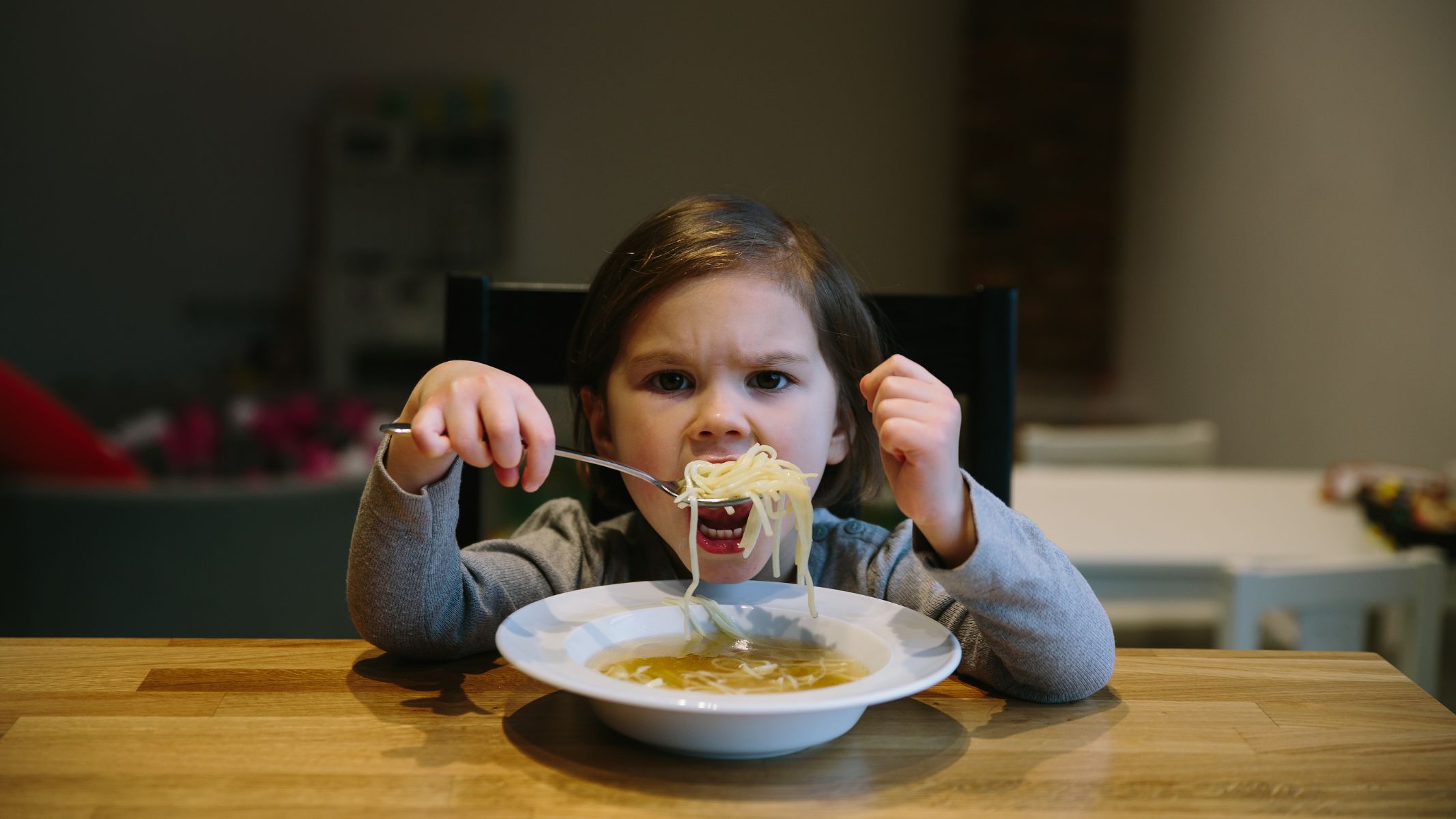 Khẩu phần ăn trong một bữa quá nhiều cũng có thể khiến trẻ không muốn ăn