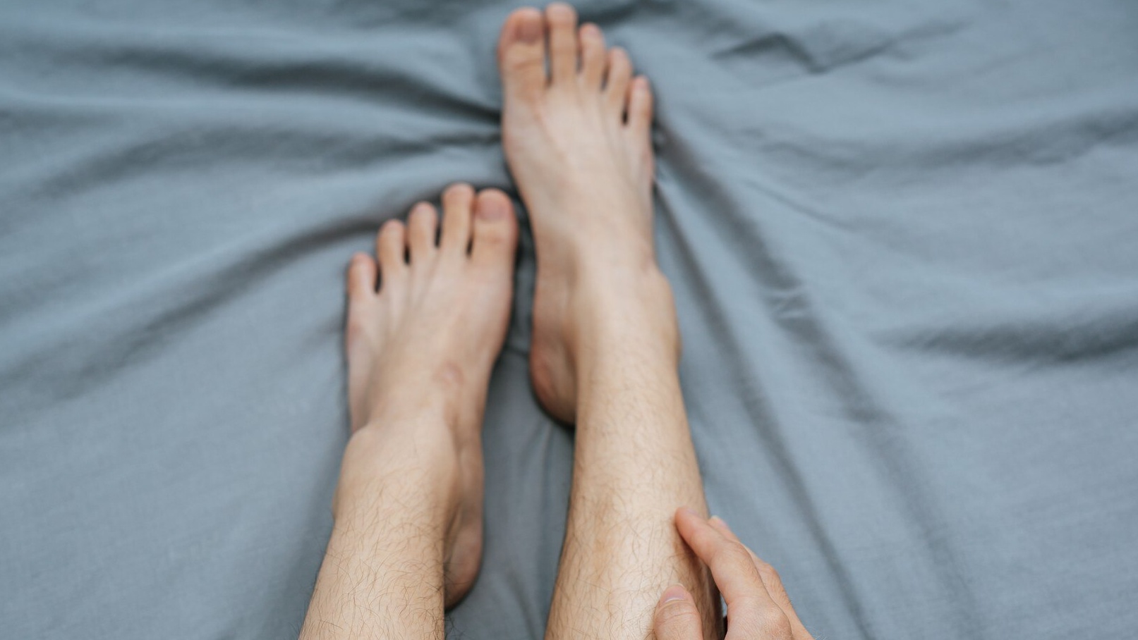 Tuyến mồ hôi chân hoạt động mạnh gây mùi khó chịu