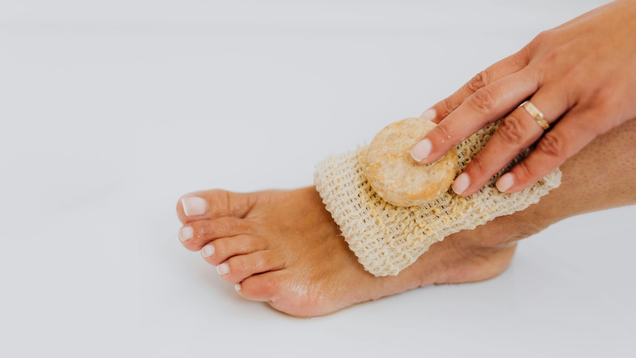 Đâu là cách trị hôi chân vĩnh viễn hiệu quả và an toàn?